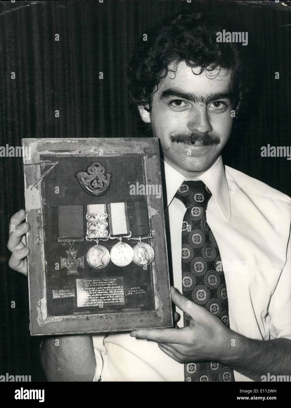 Juin 06, 1975 La Croix de Victoria - groupe de quatre médailles vendues pour 500 Un groupe de la Croix de Victoria de quatre médailles ont été vendus à Sothesby's aujourd'hui pour 500. l',médailles ont été remis au Lieutenant-colonel Frederick Augustus Smith de la 43rd. Light Infantry (plus tard fusionné avec le boeuf et Bucks Light Infantry qui dans sa course a été absorbé dans le Green Jackets). Smith est né à Dublin, servi dans la Crimée, et a navigué jusqu'à la Nouvelle-Zélande avec son régiment en 1863 Banque D'Images