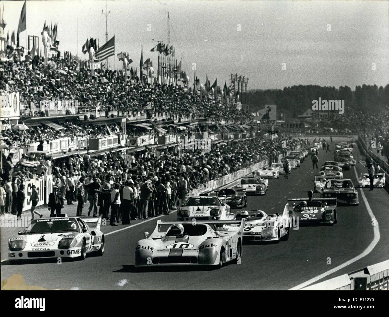 Juin 15, 1975 - Véhicules & les foules à la Le Mans 24 heures de course Banque D'Images
