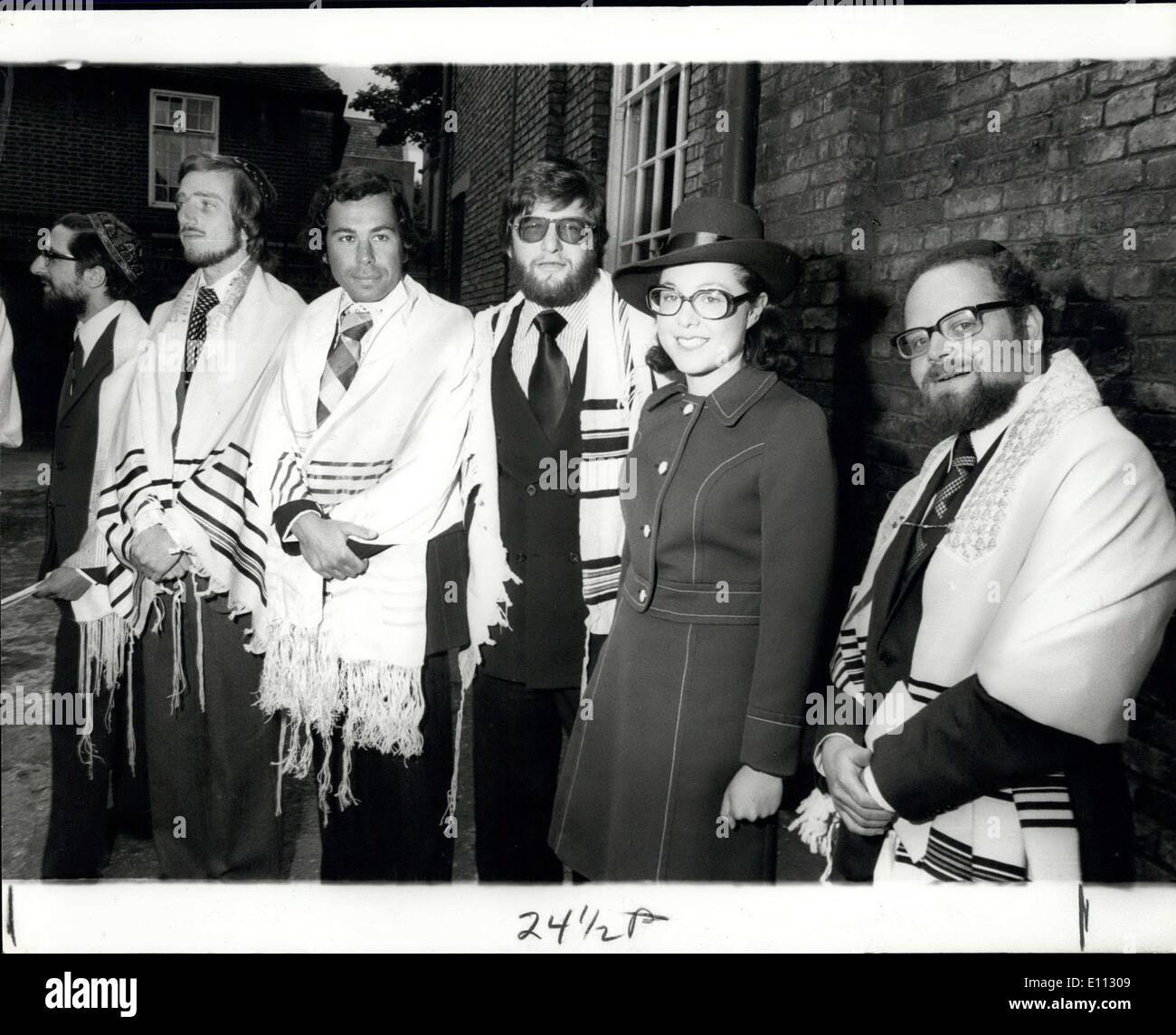 Juin 30, 1975 - la première femme rabbin : Madame Jacquline Tabick le samedi est devenue la première femme, à l'extérieur des États-Unis, d'être ordonné rabbin. Un service d'action de grâce a eu lieu hier à la Synagogue juive libérale à St John's Wood, pour célébrer l'ordiantion de Mme Tabick et cinq autres rabbins. Sur la photo, Mme Jacqueline Rabick en photo avec d'autres rabbins après thanksgiving hier du service. De gauche à droite : Le Rabbin Myer Bejamin, Rabbi Geoffrey Goldberg, Rabbi Steven Katz, Rabbi Marcel Marcus, Rabbi Jacqueline Tabick, et le Rabbin Charles Wallach. Banque D'Images