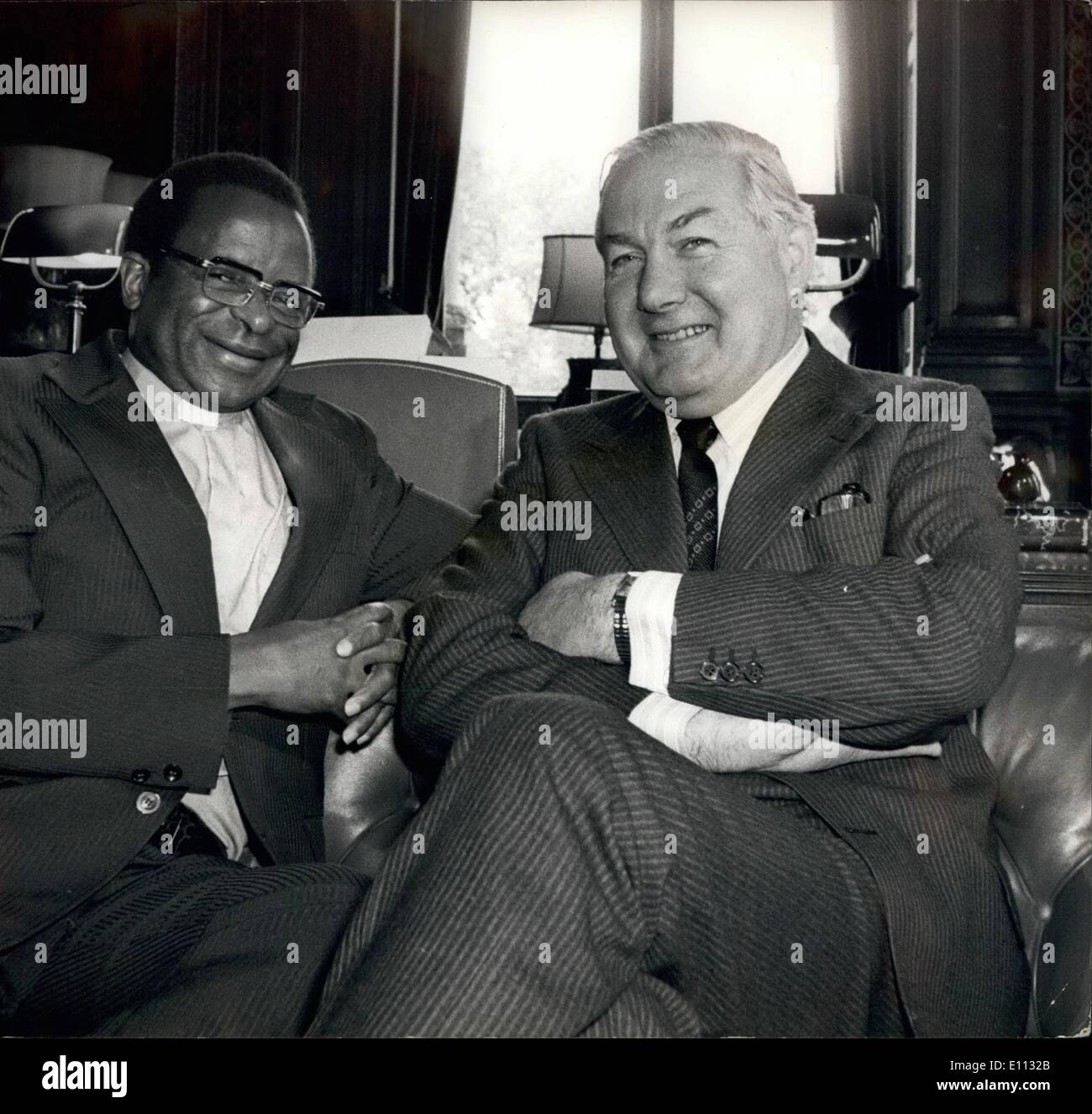 Juin 06, 1975 - Mgr Muzorewa voit M. Callaghan Évêque Abel Muzorewa, Président de l'African National Council la Rhodésie, qui est à Londres sur le chemin de sa maison après avoir visité les États-Unis cet après-midi est allé à l'Office des étrangers de voir M. James Callaghan, Secrétaire aux affaires étrangères de la Grande-Bretagne. Photo : Keystone montre l'Évêque Abel Muzorewa photographiée avec M. James Callaghan au Foreign Office à Londres aujourd'hui. Banque D'Images