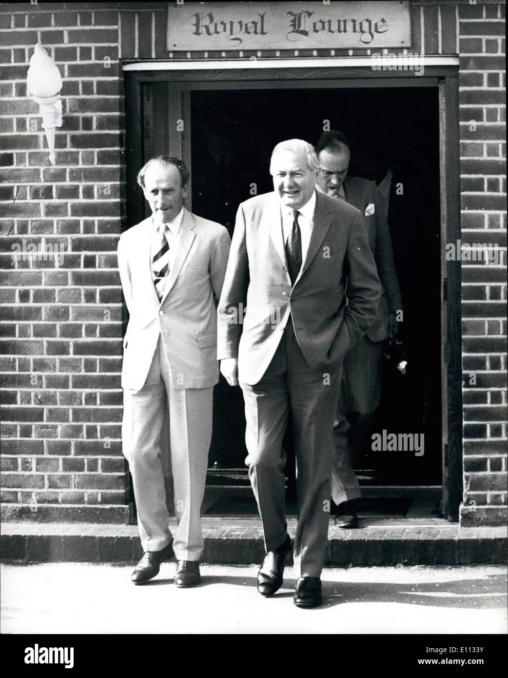 Juin 06, 1975 - Le Lieutenant général Blair retour à partir de l'Ouganda. : Le lieutenant général Sir Iain Blair Chandos et grands Grahame, qui est allé à l'Ouganda pour émettre un appel à partir de la Reine pour le président Amin faisant appel à la clémence pour M. Dennis Hills, le conférencier britannique sous peine de mort, est arrivé à Londres aujourd'hui après leur mission avait échoué. Le président Amin a dit qu'à moins que M. Callaghan, le Secrétaire aux affaires étrangères mouches à Kampala dans les 10 jours. M. Hills serait tourné. M. Callaghan a rencontré les deux envoyés spéciaux à Northolt ce morniing, avant qu'il s'est rendu à Luxembourg. La photo montre le lieutenant Gén Banque D'Images
