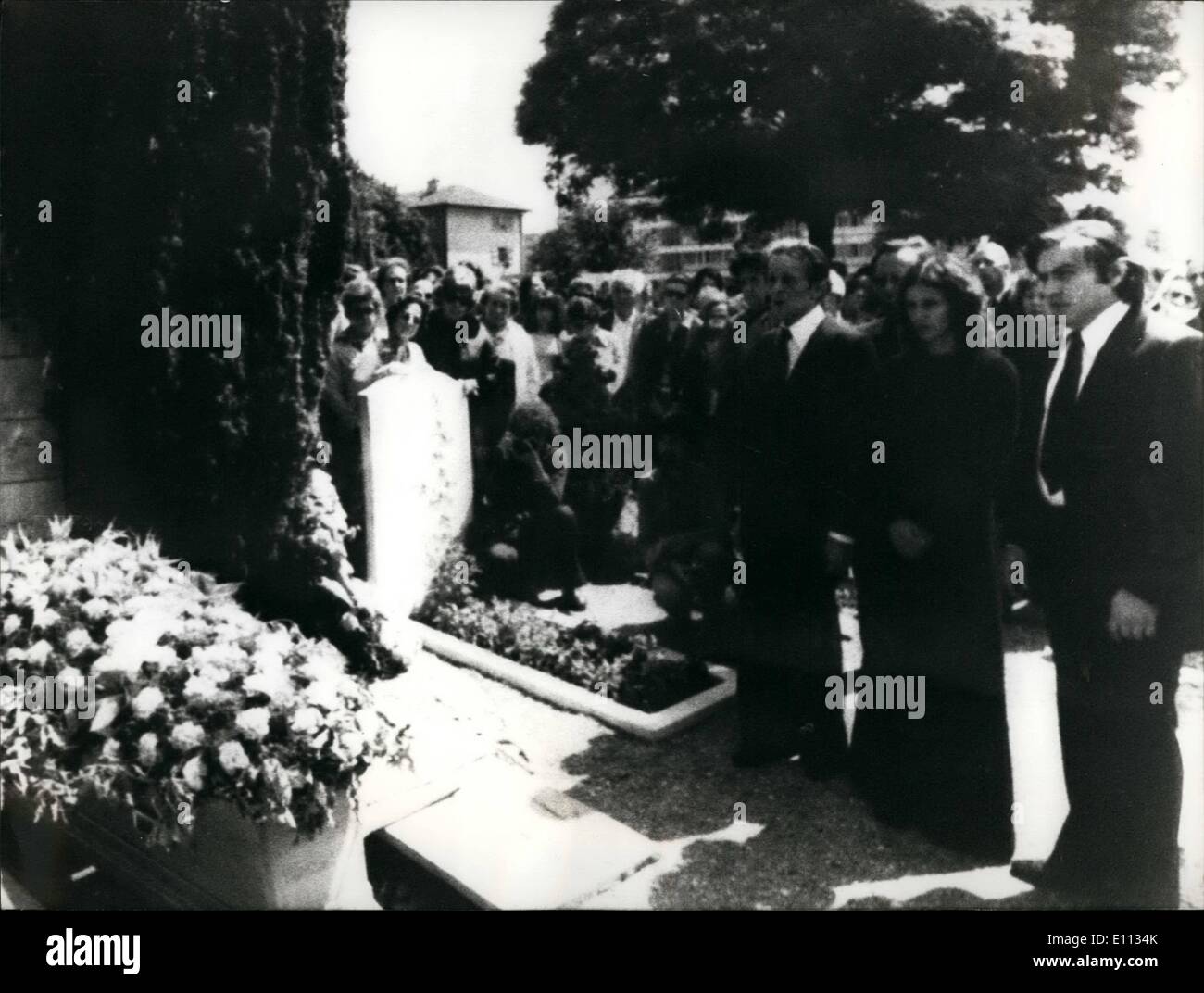 Juin 06, 1975 - Funérailles de Michel Simon : Le célèbre acteur du cinéma suisse Michel Simon, qui est mort vendredi dernier à Paris à l'âge de 80 ans, avait ses funérailles jeudi à Genève. La tombe de Michel Simon, en face de laquelle sont debout son fils François Simon, célèbre acteur comme son père, sa petite-fille Maya et son mari, le pianiste Alexis Golowin. Banque D'Images