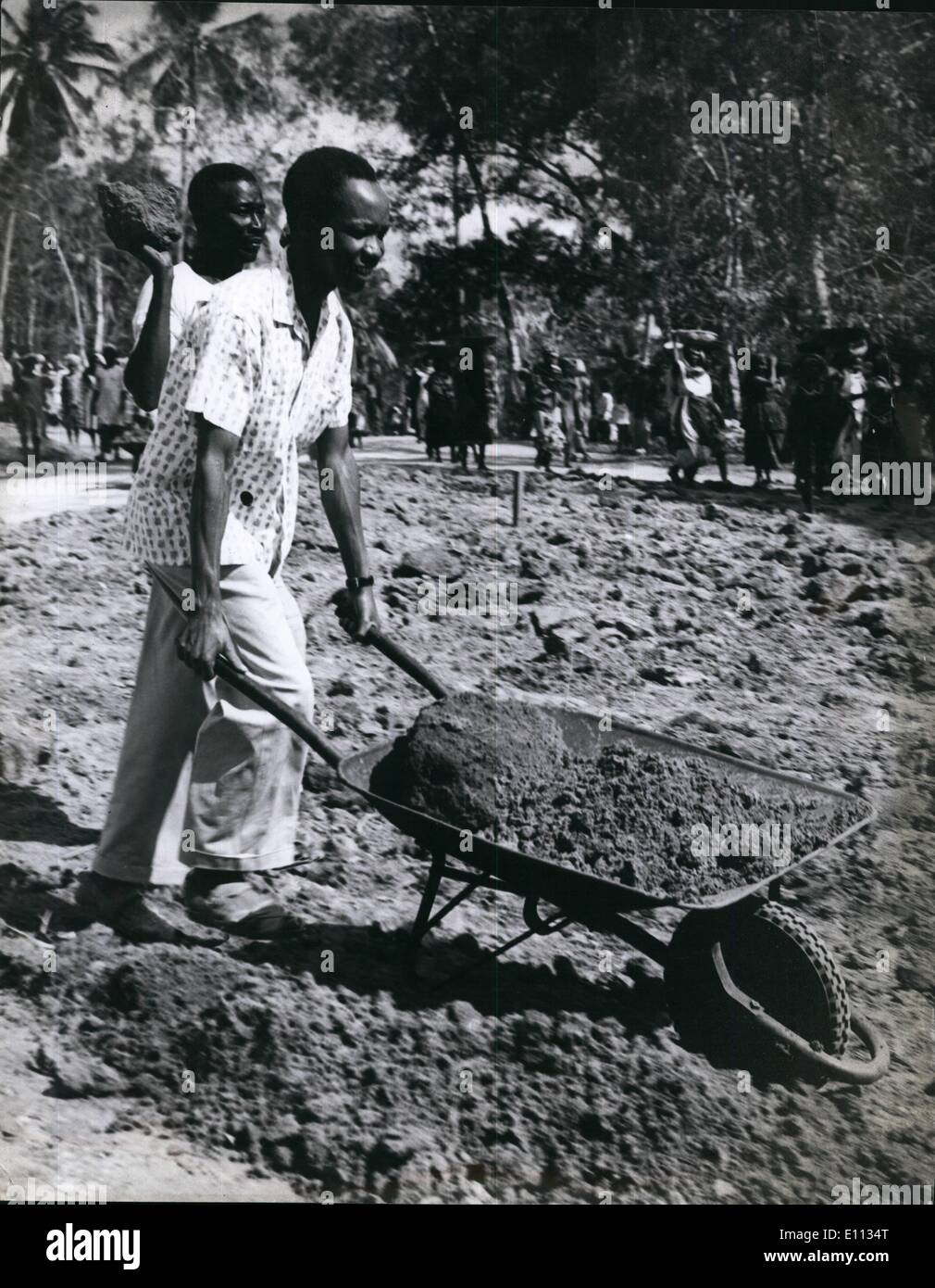 Juin 06, 1975 - Le Président Nyerere de Tanzanie travaillant dans Village Ujamaa. Banque D'Images