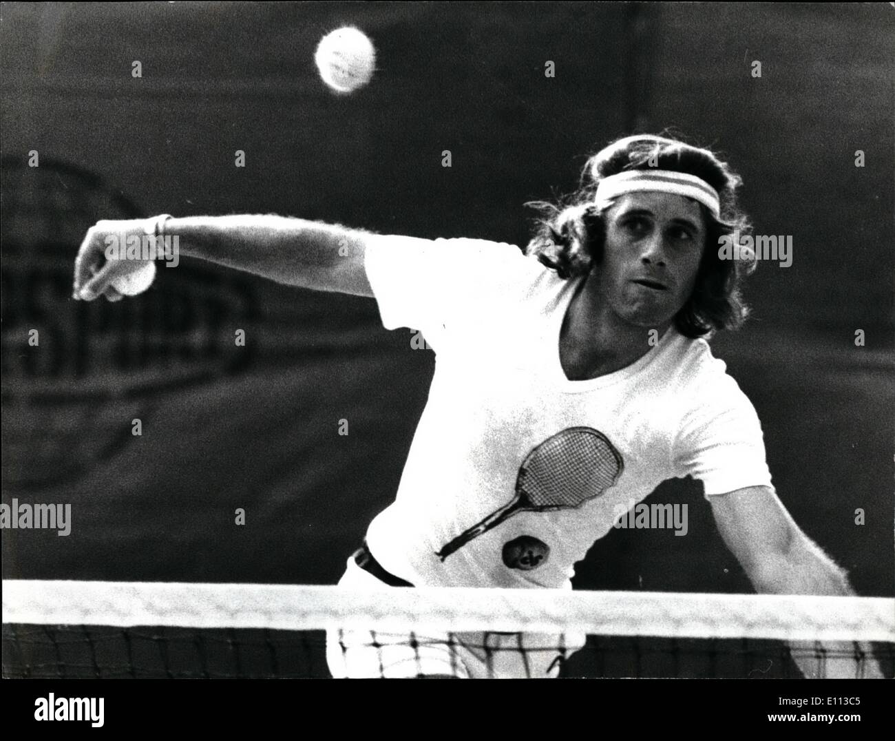 Juillet 07, 1975 - Championnat International de Tennis de Suisse à Gstaad : à Gstaad réellement lieu le championnat international de tennis suisse, une sorte de ''Wimbledon des Alpes'', du moins ce que le tournoi hommes préoccupations. N° 1 est Guillermo Vilas Argentine - vu ici en action. Banque D'Images