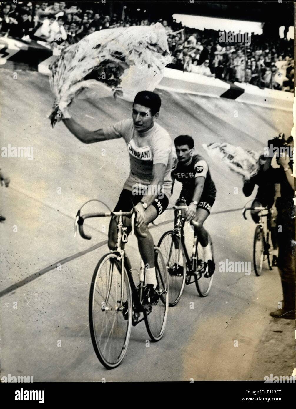 Juillet 07, 1975 - Italien remporte le tour de France. L'Italien Felice Gimondi a remporté hier le Tour de France, dans sa première année en tant que cycliste professionnel. Photo montre Felice Gimondi vu pendant son tour d'honneur - après la finale du Tour de France. Banque D'Images