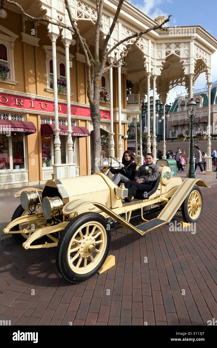 La reproduction Vintage car off Main Street USA, à Disneyland Paris. Banque D'Images