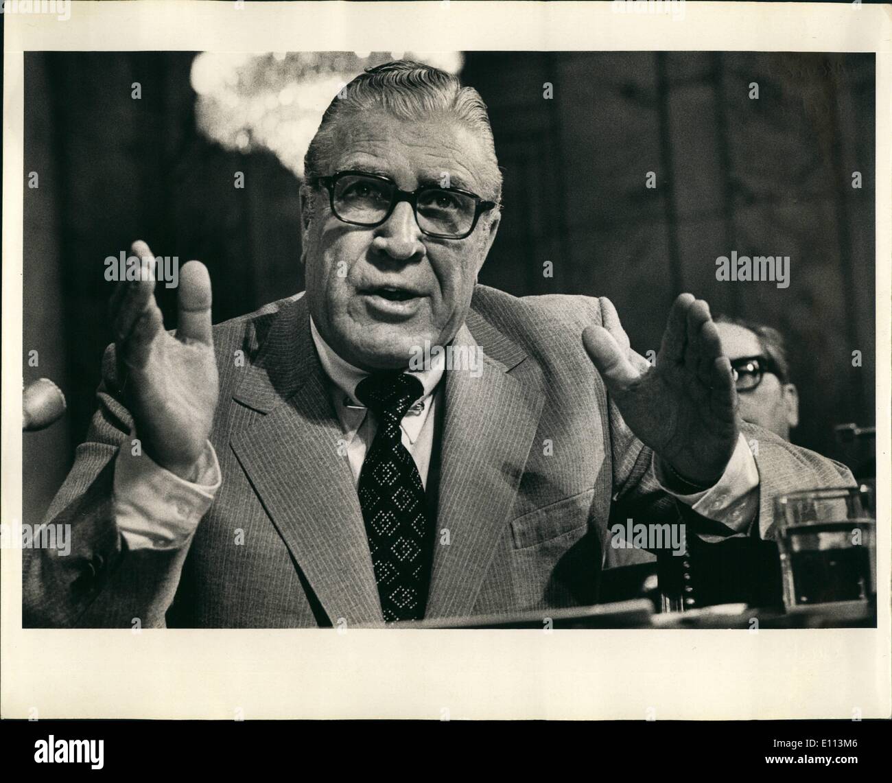10 octobre 1975 - Clarence M. Kelley, directeur du F.B.I., témoignage devant le comité spécial du Sénat sur le renseignement. Banque D'Images