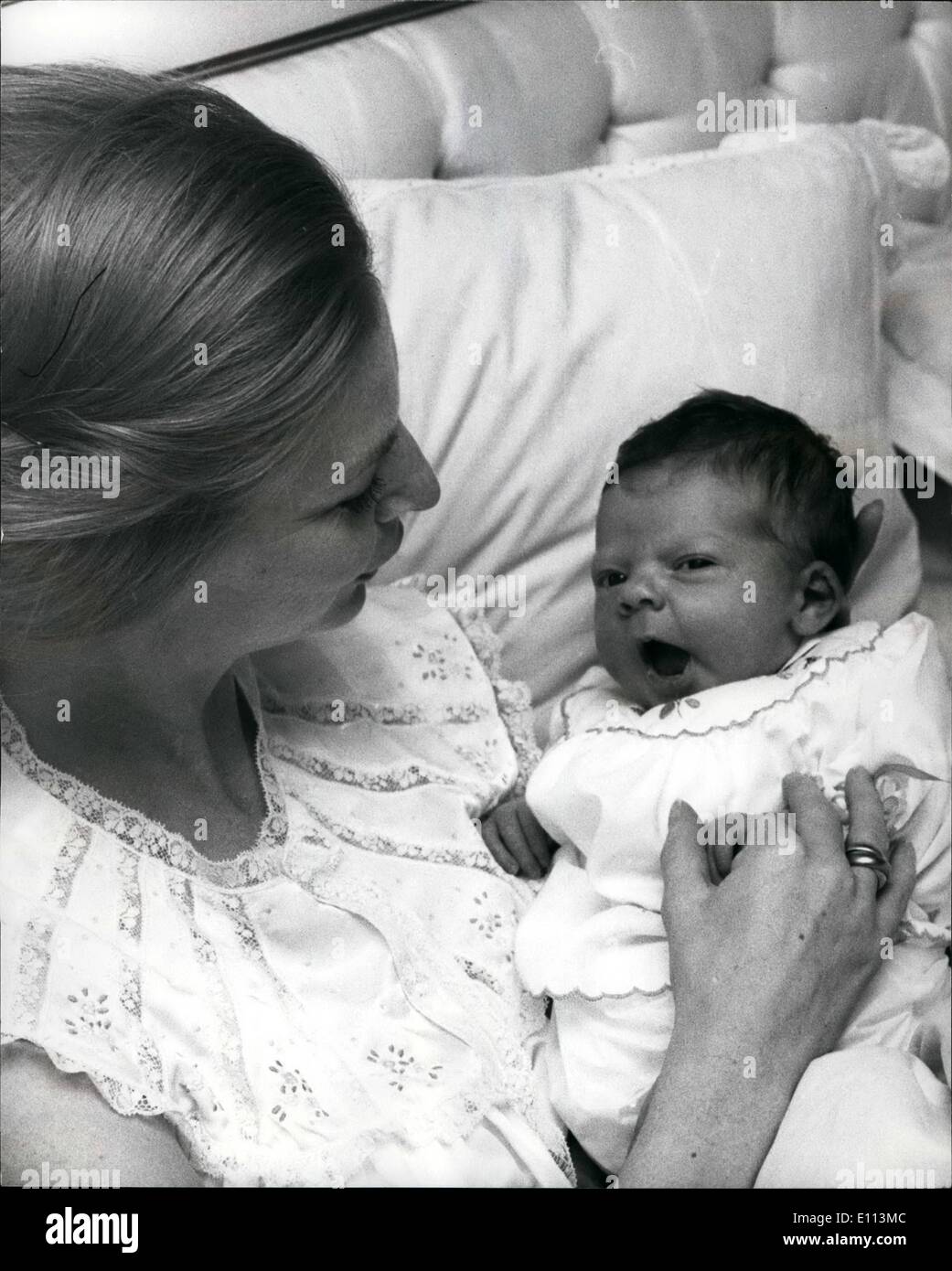 10 octobre 1975 Antonetts - ballerine Sibley avec son nouveau bébé fille : Antoniette Siblrey la célèbre ballerine a montré sa petite fille, son premier né, il y a 10 jours, à son domicile à chapelle St, Hyde park cet après-midi. Le bébé s'appelle Eloise Cleo. photo montre Antoinette Sibley avec son bébé âgé de 10 jours fille Eloïse Cleo. Banque D'Images
