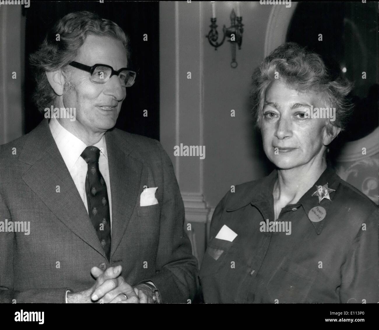 10 octobre 1975 - Congrès international des écrivains de la criminalité s'ouvre à la Piccadilly Hotel : Le Crime Writers Congrès International qui a ouvert ses portes aujourd'hui à l'Hotel Piccadilly, Londres, a attiré des délégués de la Grande-Bretagne, l'Amérique et l'Europe. La photo montre le professeur H.J Eysenck parlant au crime et à la personnalité de jours du congrès. Sur la droite dans le Congrès, Penelope Wallace Directeur, et fille de l'écrivain, Maître Edgar Wallace. Banque D'Images