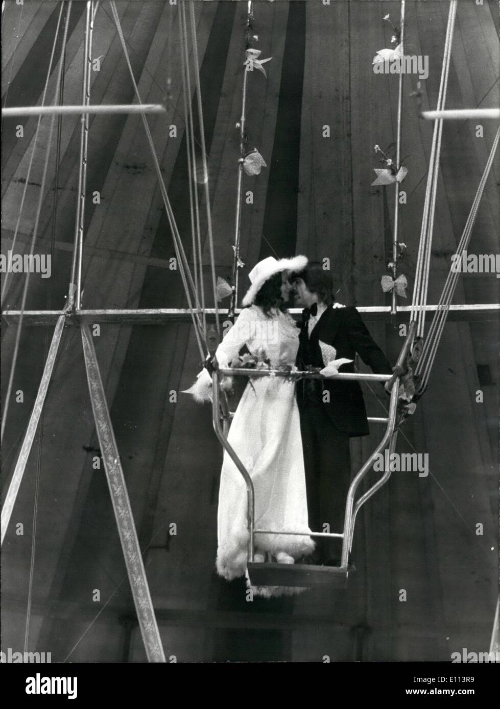 Juillet 07, 1975 - un mariage. : ils sont dans leur ''septième ciel'' newly weds trapeze artistes Francis Martin Kora, 24 ans, de l'USA et sa charmante partenaire Carole Fiallo, 21 de Cape Town, Afrique du Sud. La digue est le père Jean Simon Dauvier. Ils ont décidé de leur nvel high flying cérémonie de mariage alors qu'ils ont décidé de travailler sur le cirque Pinder Jean-Richard à Nantes, en France. Banque D'Images