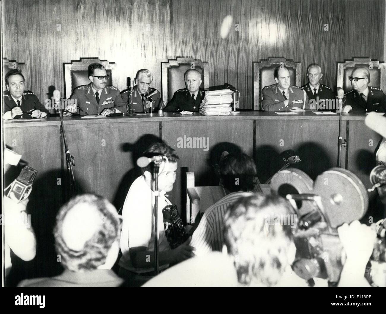 Juillet 07, 1975 - 21 officiers de l'armée grecque en justice à Athènes : 21 officiers de l'armée grecque arrêté en février dernier pour avoir organiser un coup d'État, ont été traduits devant le tribunal militaire d'Athènes cette semaine et changé de complot de révolte pendant la mobilisation, délit passible d'une peine de mort obligatoire lorsque le président leur a demandé de répondre à l'accusation qu'ils ont plaidé non coupable d'un grand nombre d'entre eux et crier ''C'est un frame-up'',. La photo montre des agents de la cour martiale précédant au procès à Athènes Banque D'Images