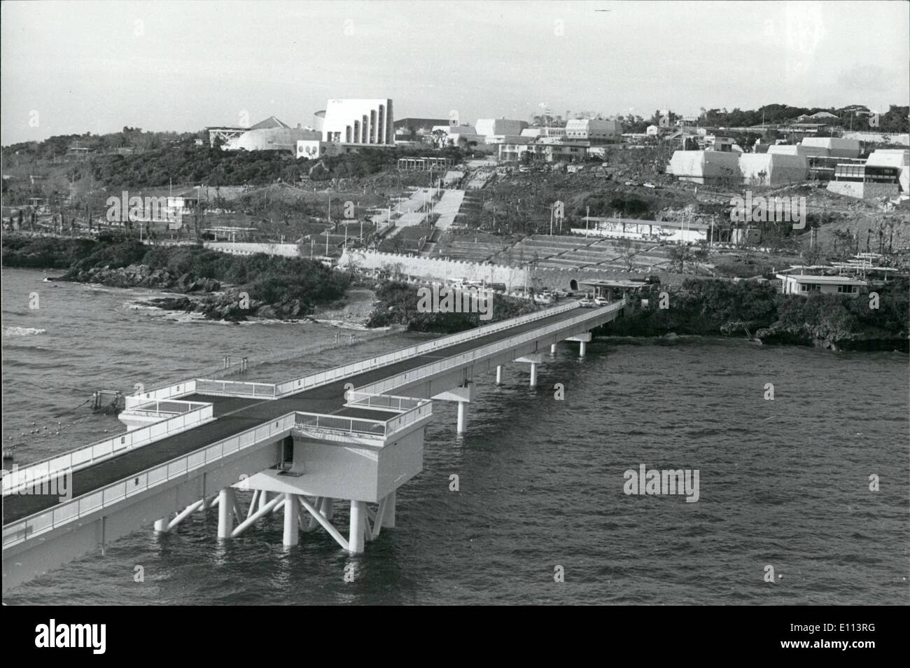 Juillet 07, 1975 - Okinawa grève Dock Océan Expositions Exposition retarder : Plusieurs des pavillons à l'Exposition International de l'océan '75 en raison d'ouvrir le 20 juillet à Okinawa, au Japon sont sans leurs expositions en raison d'une grève au port Dock de l'Anha où le déchargement de quelques 30 navires ont cessé. dans un bateau des milliers de mètres de gazon pour l'exposition pelouses sont signalés à mourir par manque d'eau. La photo montre une vue générale de l'Exposition de site Aquapolis, l'immense plate-forme flottante ancrée à 200 mètres au large, et reliée au continent par un pont. Banque D'Images