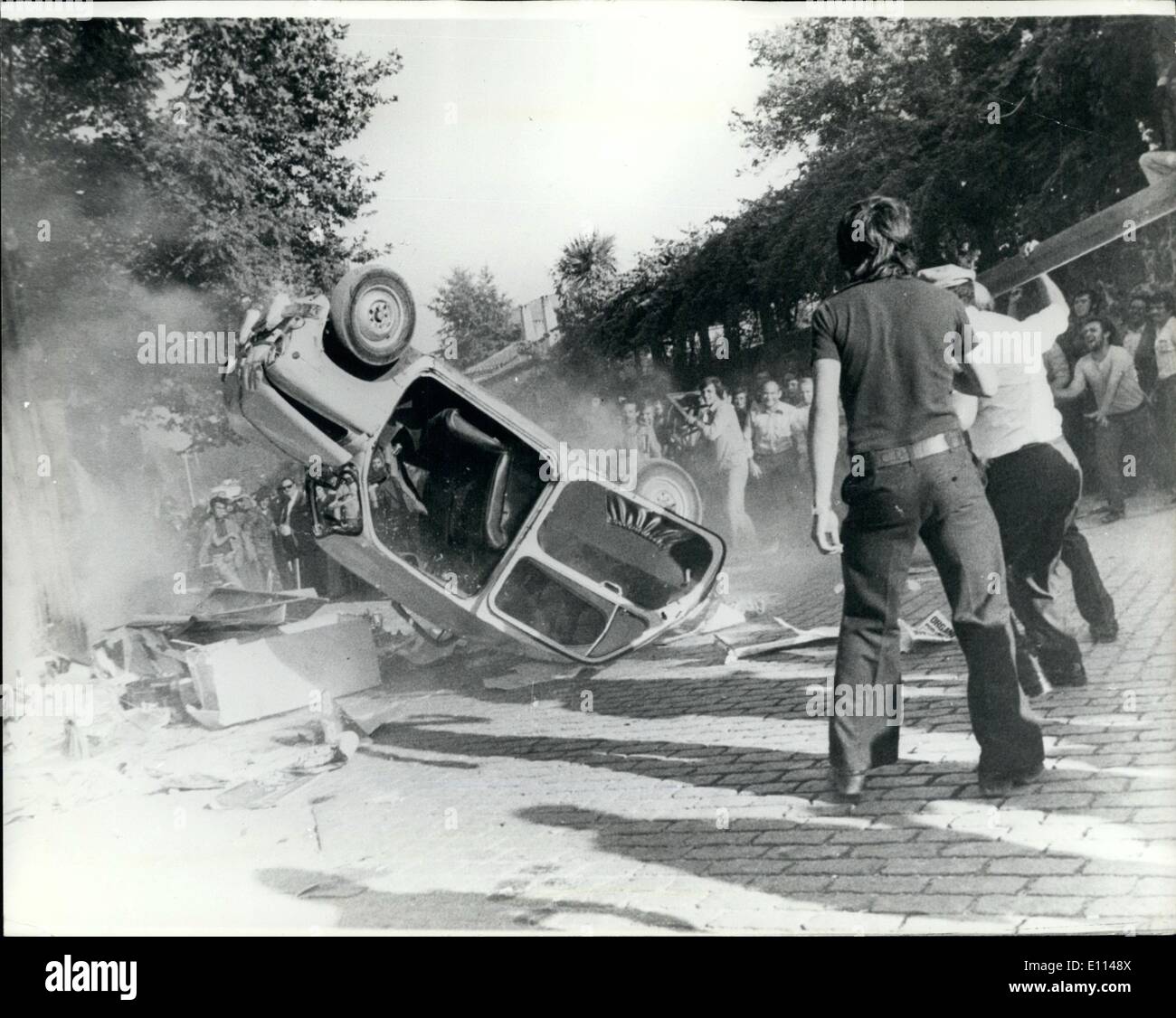 08 août 1975 - Portugal riot fury se développe : la violence est d'un montant au Portugal comme les anti-émeutes communistes se propager dans le Nord conservateur. Des foules en colère ont été le siège des bureaux du Parti communiste dans la ville de Famalicão depuis quatre jours ils ont brisé par un cordon de troupes et saccagé les bâtiments. Photo montre quelques voitures appartenant à des membres du Parti Communiste d'être brûlé dans les rues de Famalicão, une petite ville dans le nord du Portugal, près de Porto. Banque D'Images