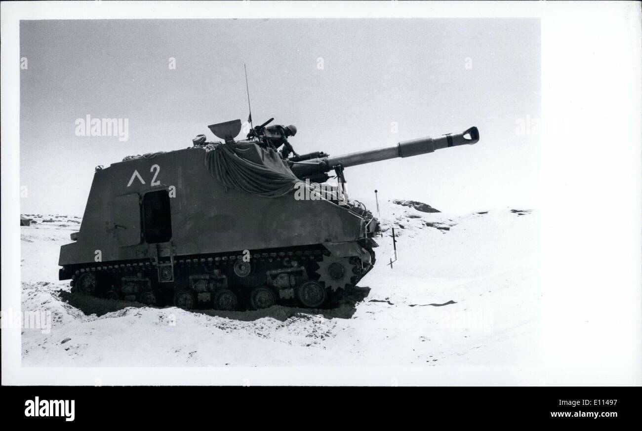 08 août 1975 - Sultan fabrication israélienne gun 155 mm intégré à Sherman tank body & couvert de filet camouflage Banque D'Images