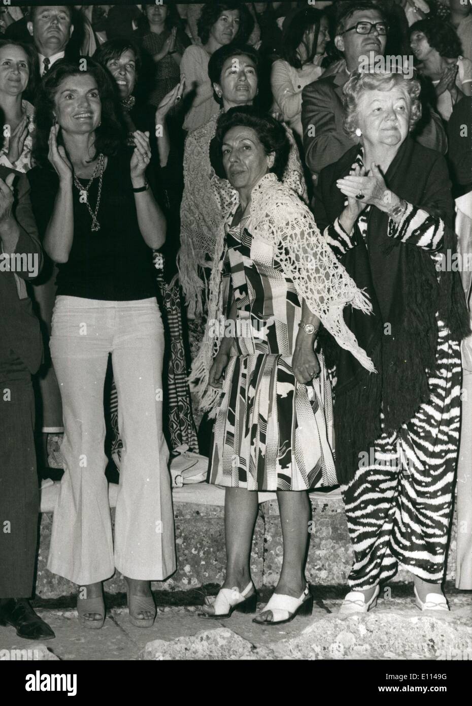 08 août 1975 - Jackie et Mme Hubert Humphrey a assisté à une performance de la tragédie de Sophocle dans Œdipe ''Colonus'' à la fête d'été d'Epidaure. Jackie a été invité par l'un de ses amis, Alexis Minotis, qui est metteur en scène du Théâtre National de la Grèce et des étoiles. Banque D'Images