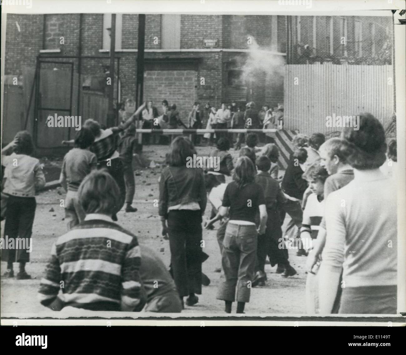 08 août 1975 - petite fille de quatre ans est tué en Ulster des combats ; une fillette de 4 ans a été tué la nuit dernière lors de batailles entre troupes et gub terroristes dans la Lower Falls de Belfast. Les combats ont été le point culminant de la plus violente de l'Ulster week-end depuis l'IRA provisoire a commencé le cessez-le-feu il y a huit mois. La fusillade,m auxquelles participent des protestants et catholiques, ont éclaté à 300 jeunes catholiques ont saccagé par les protestants de Percy Street et Northumberland Street après un 2, 000 rally Banque D'Images