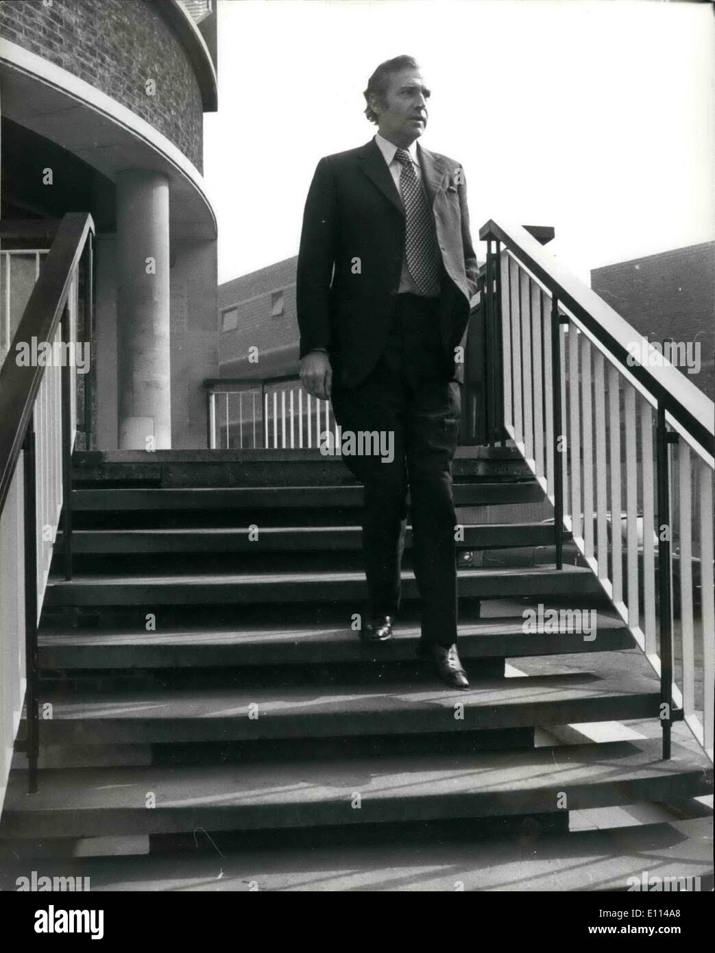 08 août 1975 - M. John Stonehouse fait son rapport obligatoire à la police : M. John Stonehouse, le député travailliste qui fait face à 21 accusations de vol, de falsification et de fraude, a fait ce matin rapport à la police de Kennington comme condition de sa caution d'environ 40,000 000. La photo montre que M. John Stonehouse quitte le poste de police de Kennington après avoir fait son rapport ici aujourd'hui. Banque D'Images