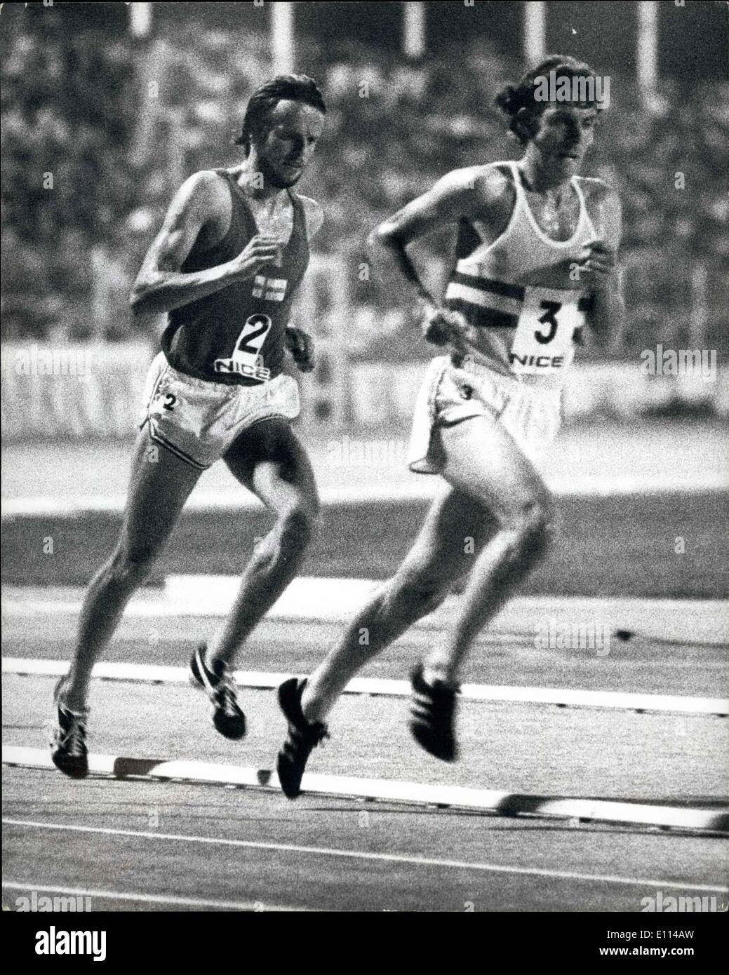 08 août 1975 - Athlétisme -- pour la finale de la coupe européenne à Nice. : photo montre la Brendan Foster mène la Lasse Viren dans les 5 000 mètres. Brendan a remporté l'événement. Banque D'Images