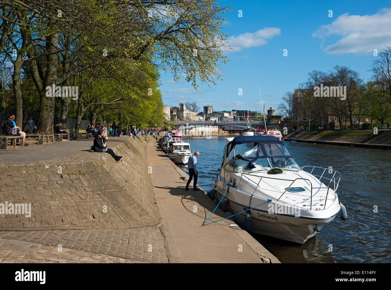 Bateaux amarrés sur la rivière Ouse au printemps York North Yorkshire Angleterre Royaume-Uni GB Grande-Bretagne Banque D'Images