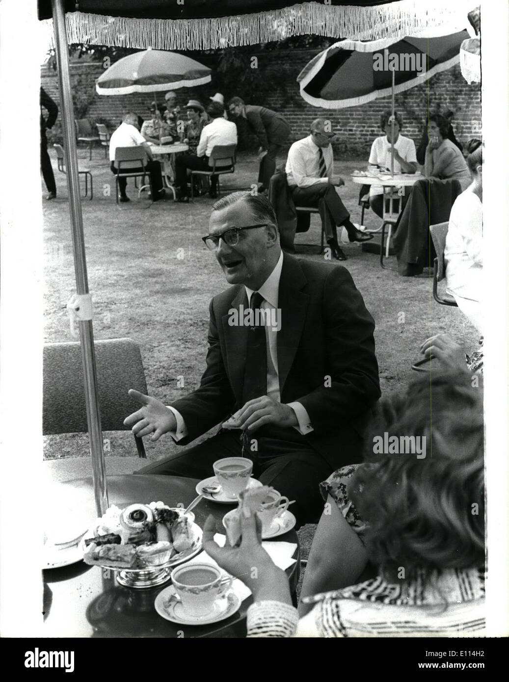 08 août, 1975 - Les tribunaux judiciaires entravent guerre contre le crime dit : chef de chantier toute évaluation de la valeur des procès devant jury devrait prendre en compte les menaces qui pèsent sur les témoins, la défense douteux tatics crooked, avocats et la nécessité de protéger les criminels qui témoignent de l'État, a déclaré Sir Robert Marx, commissaire de la Police métropolitaine , hier. Attaquer le système de justice pénale en général et de la recherche universitaire dans les procès devant jury en particulier, il a dit un moyen doit être trouvé pour apporter à l'avis public'' la réalité sordide qui peut, et n, mar le processus criminel de Londres'' Banque D'Images