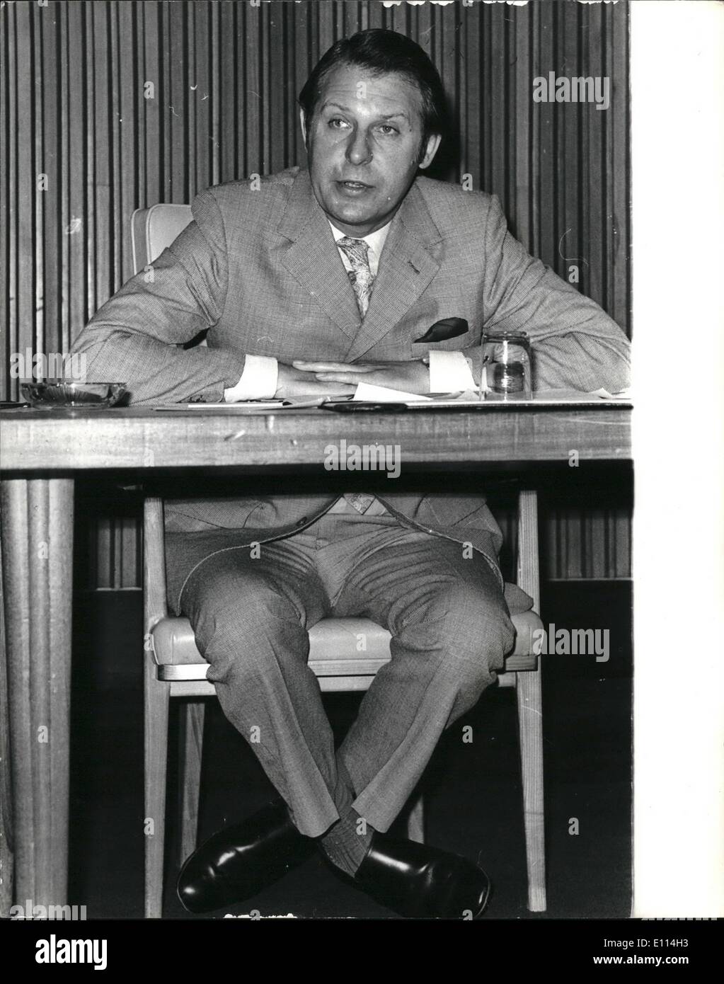 08 août, 1975 - Les tribunaux judiciaires entravent guerre contre le crime dit : chef de chantier toute évaluation de la valeur des procès devant jury devrait prendre en compte les menaces qui pèsent sur les témoins, la défense douteux tatics crooked, avocats et la nécessité de protéger les criminels qui témoignent de l'état, a déclaré Sir Robert Mark, commissaire de la Police métropolitaine, hier. Attaquer le système de justice pénale en général et de la recherche universitaire dans les procès devant jury en particulier, il a dit que certains moyens doivent être trouvés pour apporter à l'avis public'' la réalité sordide qui peut, et n, mar le processus criminel de Londres'' Banque D'Images