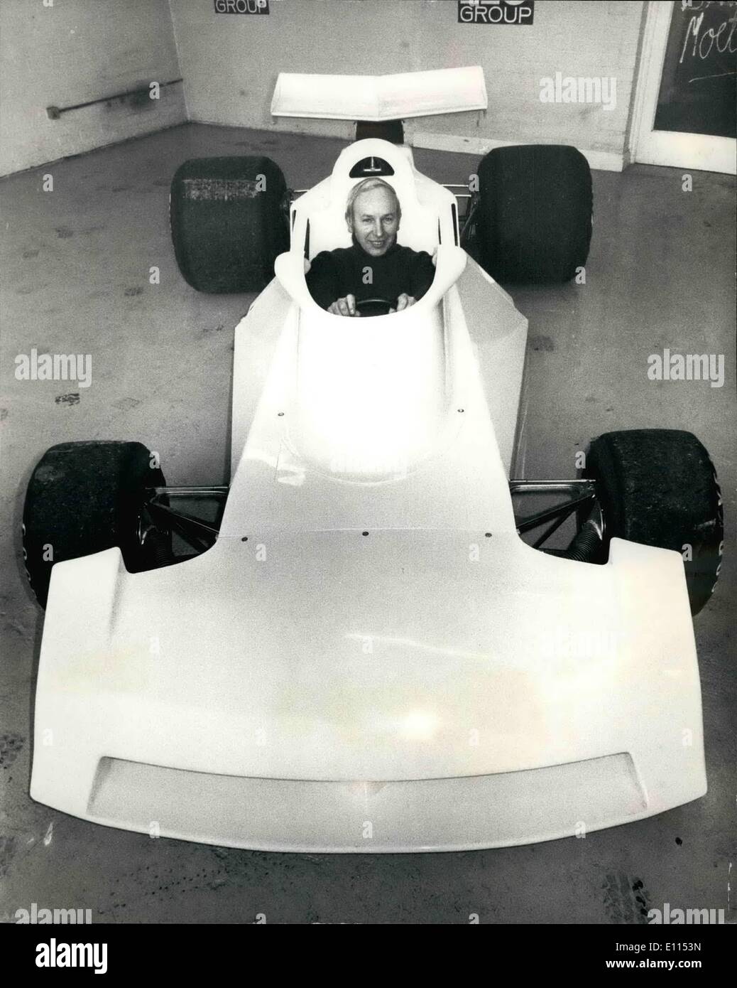 Le 12 décembre 1975 - John Surtees lance son nouveau Grand Prix de voiture : John Surtees les ex-champions du monde pilote de course a montré son nouveau Grand Prix de voiture à son siège de l'équipe de Kent, Canterbury, aujourd'hui. Surtees est excité au sujet de la nouvelle voiture qu'il décrit comme différent de la base de la F1 car il a été l'exécution de cette année et espère que ses négociations avec d'éventuels sponsors se passera bien pour la saison prochaine. Surtees a l'intention de faire fonctionner deux voitures la saison prochaine, avec un pilote britannique et un étranger Banque D'Images