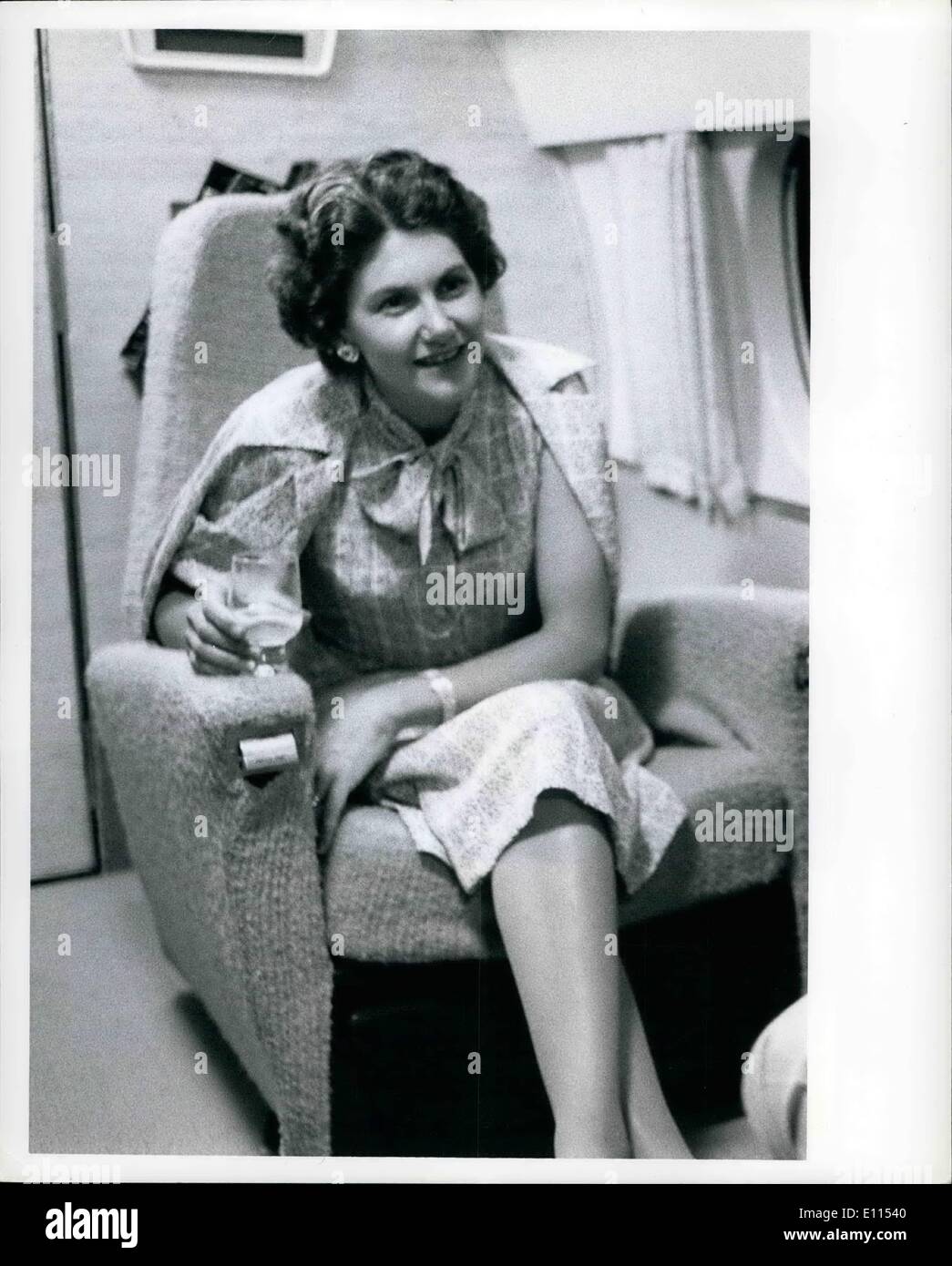 Le 12 décembre 1975 - Malcolm Fraser à bord d'un petit avion de la RAAF utilisée pour lui de ferry d'avant en arrière pour ce comté centre à environ 50 kilomètres de Canberra. Le 9 décembre 1975. OPS : Mme Fraser dans l'avion. Banque D'Images