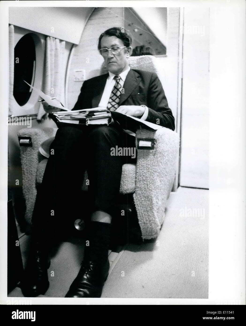 Le 12 décembre 1975 - Malcolm Fraser à bord d'un petit avion de la RAAF utilisée pour lui de ferry d'avant en arrière pour ce comté centre à environ 50 kilomètres de Canberra. Le 9 décembre 1975. Banque D'Images