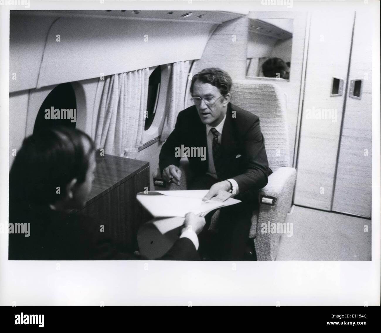 Le 12 décembre 1975 - Malcolm Fraser par le frottement d'un petit avion de la RAAF utilisée pour lui de ferry d'avant en arrière pour son comté à environ 50 milles du centre de Canberra. Banque D'Images