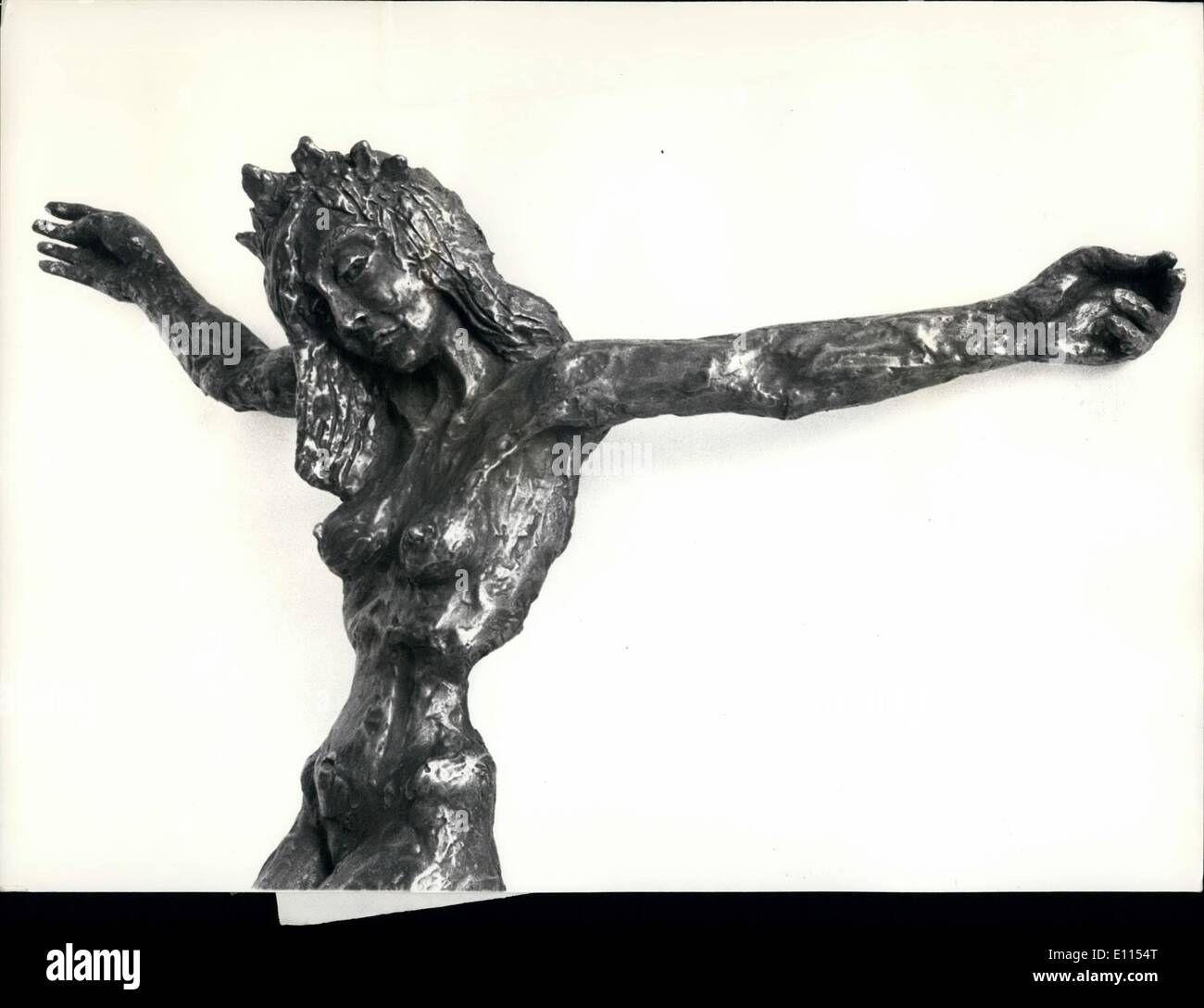 Le 12 décembre 1975 - une sculpture du Christ en forme féminine par la petite-fille de Sir Winston Churchill, une sculpture du Christ en forme féminine n'a jamais été vu avant n'importe où dans le monde mais l'un n'existe pas dans un studio à Londres. C'est le travail nouvellement créé par Edwina Sandys, petite fille ou Sir Winston Churchill. Edwina est bien connu pour ses peintures, mais elle a maintenant repris la sculpture et son ''lady'' Le Christ pris en charge sur une croix est temporaire Gallery à New York le 17 février. La sculpture prend la forme d'une figure féminine avec de longues tresses avec tête penchée sur le côté Banque D'Images