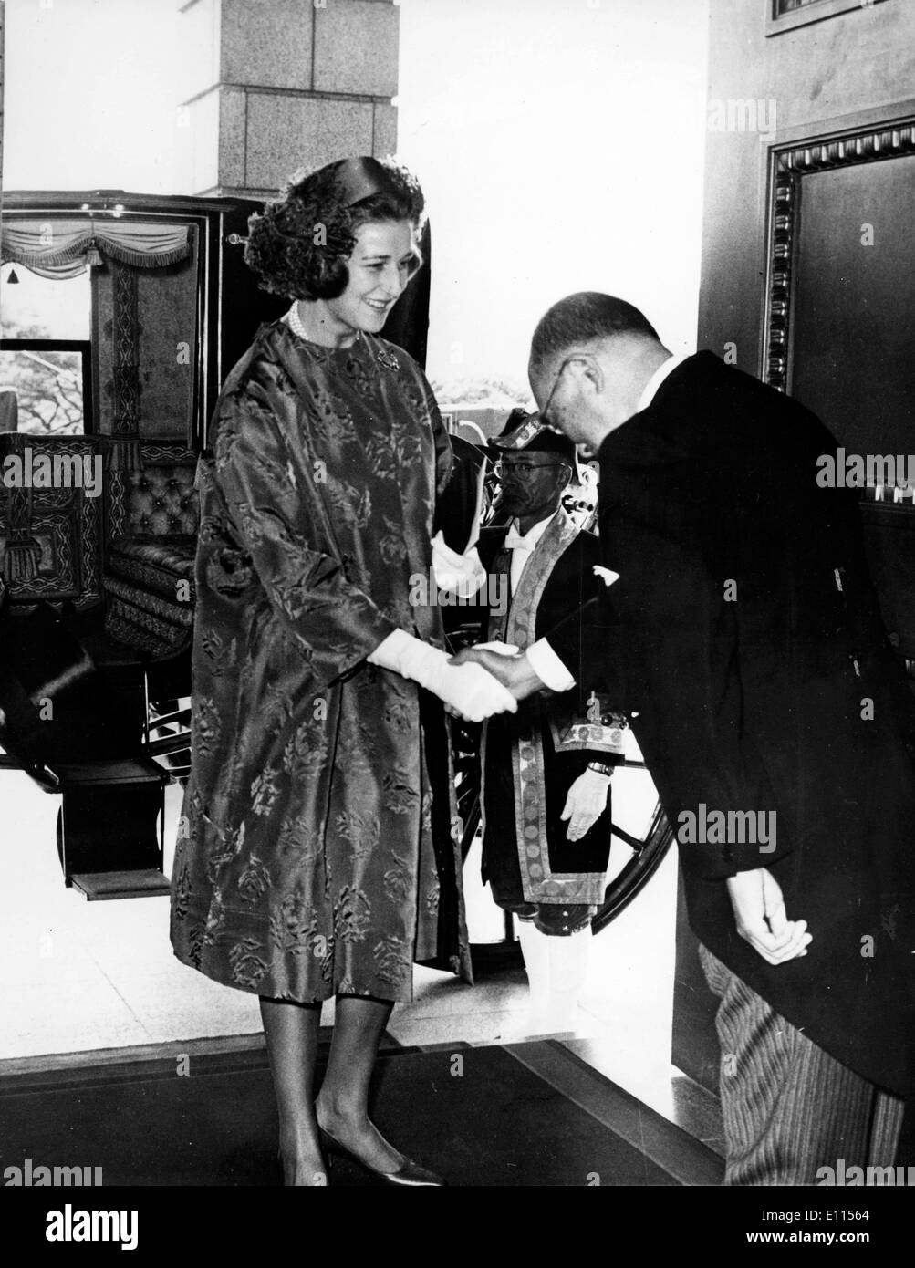 18 novembre 1961 - Tokyo, Japon - la princesse Alexandra de Kent a été reçu en audience par l'empereur du Japon au Palais Impérial de Tokyo. La photo montre la Princesse arrivant à l'Imperial Palace dans l'État coach qui avait été envoyé par l'empereur. Banque D'Images