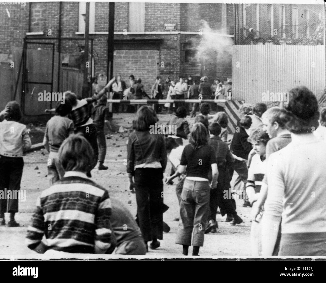 Aug 11, 1975 ; Belfast, Irlande ; catholiques et protestants à lancer des pierres et des cocktails Molotov au cours d'une bataille de l'autre côté de la 'ligne' de paix à Belfast. Banque D'Images