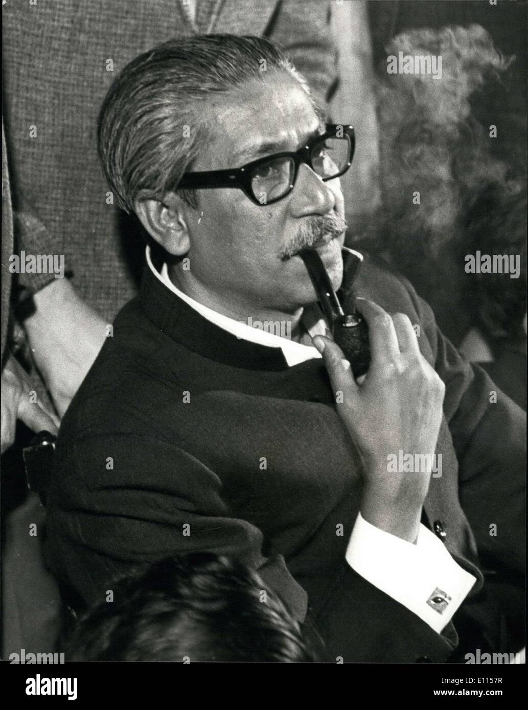 15 août 1975 - Cheikh Mujib Rahman tués au Bangladesh Bangladesh : Coup d'État le Président, Cheikh Mujibur Rahman, 55 ans, est aujourd'hui signalé tué dans un coup d'État dirigé par l'aube, le ministre du Commerce Khondker Mushtaque Ahmed, soutenu par les forces armées, selon le Bangladesh la radio aujourd'hui. La photo montre le Cheikh Mujibur Rahman photographié au cours d'une visite à Londres en 1972. Banque D'Images