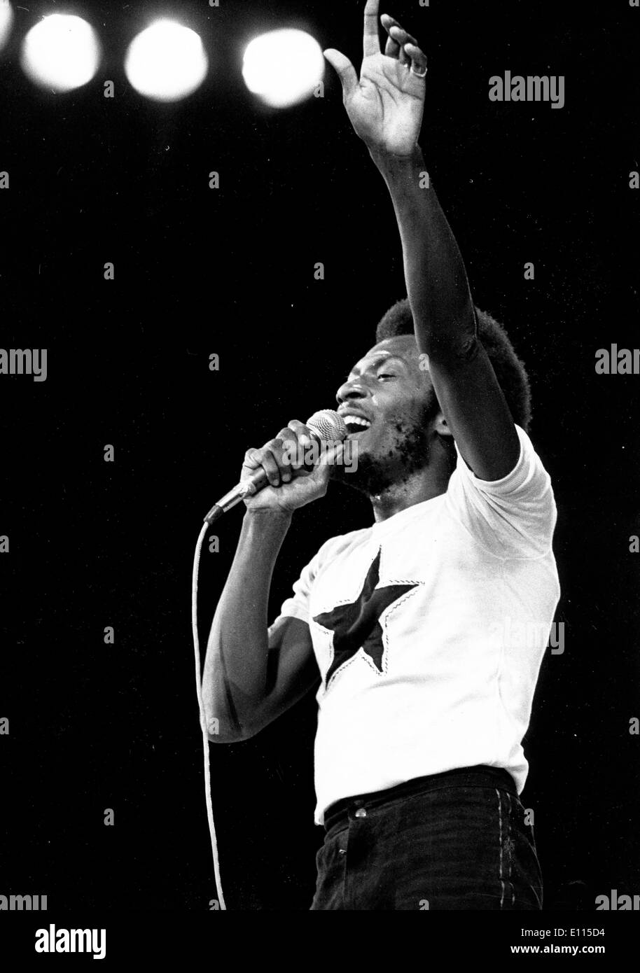 Jan 01, 1976 - New York, New York, USA - (photo, date exacte et lieu inconnu) JIMMY CLIFF (né James Chambers) est un musicien de reggae jamaïcain, mieux connu pour sa chanson de 1969, "tous nos rivières à traverser". Sur la photo : JIMMY CLIFF l'exécution en 1976. Banque D'Images