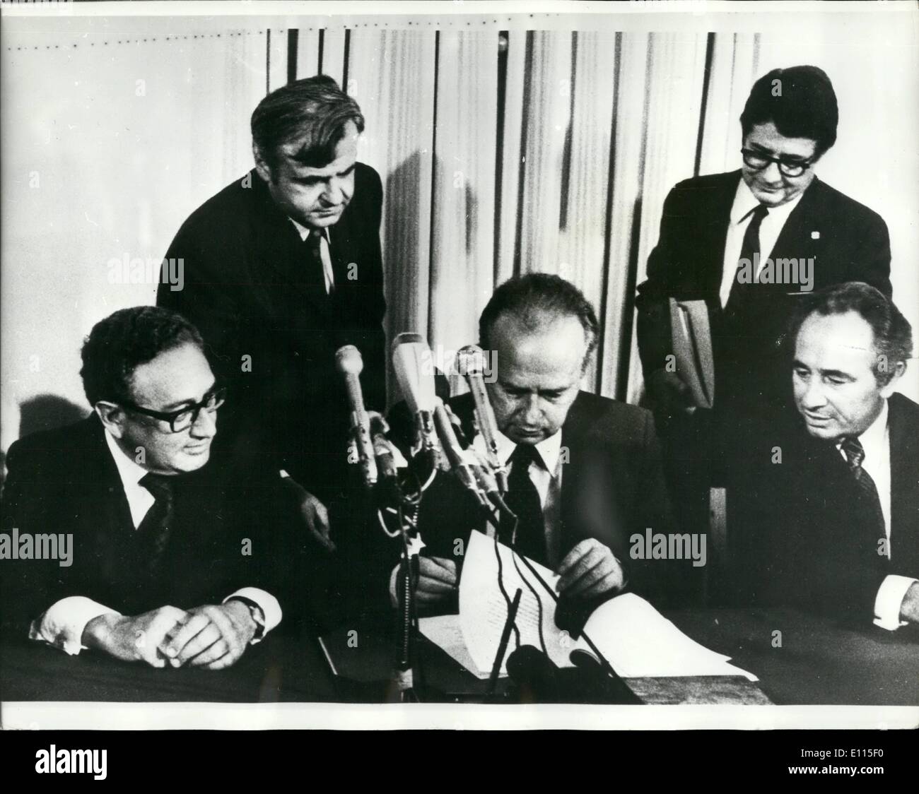 Septembre 09, 1975 - Le Premier Ministre israélien, paraphe le Israël - Egypte Accord de paix provisoire. Photo montre Itzhak Rabin, le Premier Ministre israélien, paraphe de l'accord intérimaire - Égypte Israël à Jérusalem, surveillée par le négociateur, Henry Kissinger (à gauche) Banque D'Images