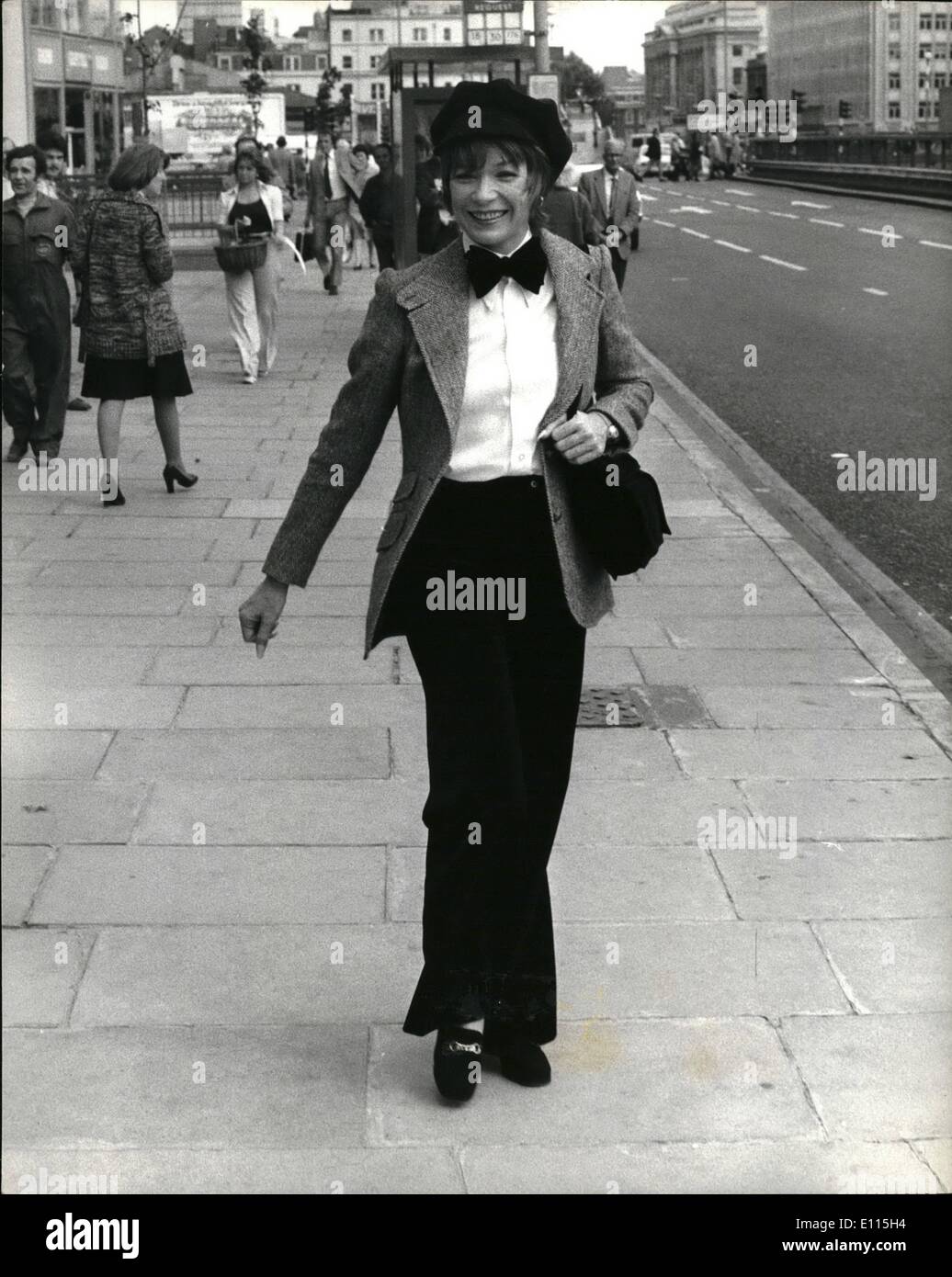 Septembre 09, 1975 - Shirley MacLaine à Londres pour la projection du film ofher visite en Chine et la publication de son livre. : Shirley MacLaine est à Londres dans les connexions avec la publication de son nouveau livre ''Vous pouvez vous y rendre à partir d'ici'', une histoire sur sa vie et sa carrière, en 1973, à l'invitation de la République populaire de Chine, l'actrice Shirley a conduit une délégation de "régulièrement" les femmes américaines forment tous les horizons lors d'une visite à la République un film du voyage a appelé l'autre moitié du ciel qui met en évidence les Chinois au travail et dans les loisirs s'affiche on Thames Banque D'Images