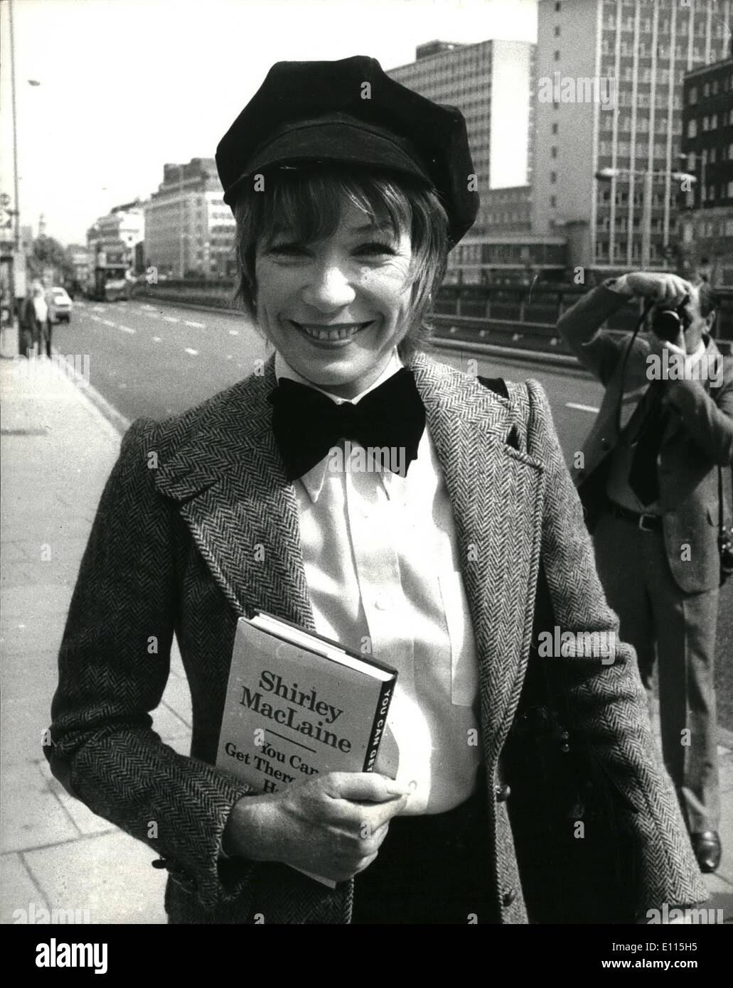 Septembre 09, 1975 - Shirley Maclaine à Londres pour la projection du film de sa visite en Chine et la publication de son livre. ; Shirley Maclaine est à Londres, en relation avec la publication de son nouveau livre "Vous pouvez y aller à partir de maintenant', une histoire sur sa vie et sa carrière. En 1973, à l'invitation de la République populaire de Chine, l'actrice Shirley a conduit une délégation de "régulièrement" les femmes américaines de tous horizons lors d'une visite à la République Banque D'Images