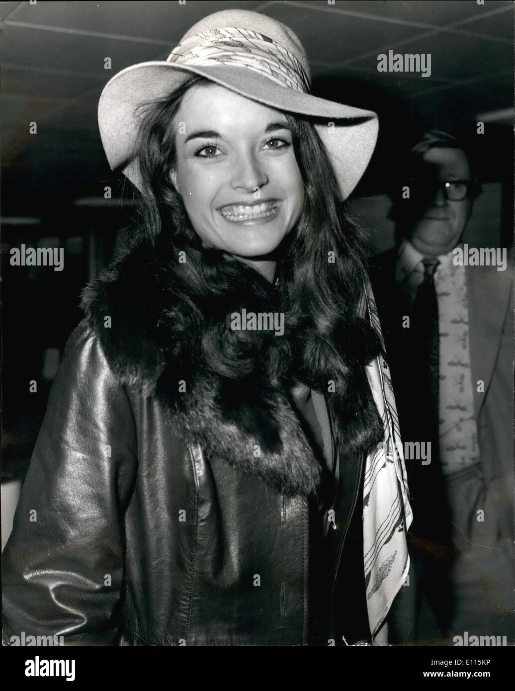 01 janvier 1976 - Diane Solomon retourne à Londres pour une autre série TV pour la BBC : jeune chanteuse Diane Solomon de Boston, de masse est de retour en Angleterre pour commencer une nouvelle série de la diane Solomon Show, le troisième d'ici, Diane également deux semaine réservation à la hauteur de la ville. Mlle Solomon va vivre à Bristol pendant qu'elle fait de sa série pour la BBC. Photo montre Diane Solomon 23 ans chanteur arrivant à l'aéroport de Londres hier. Banque D'Images