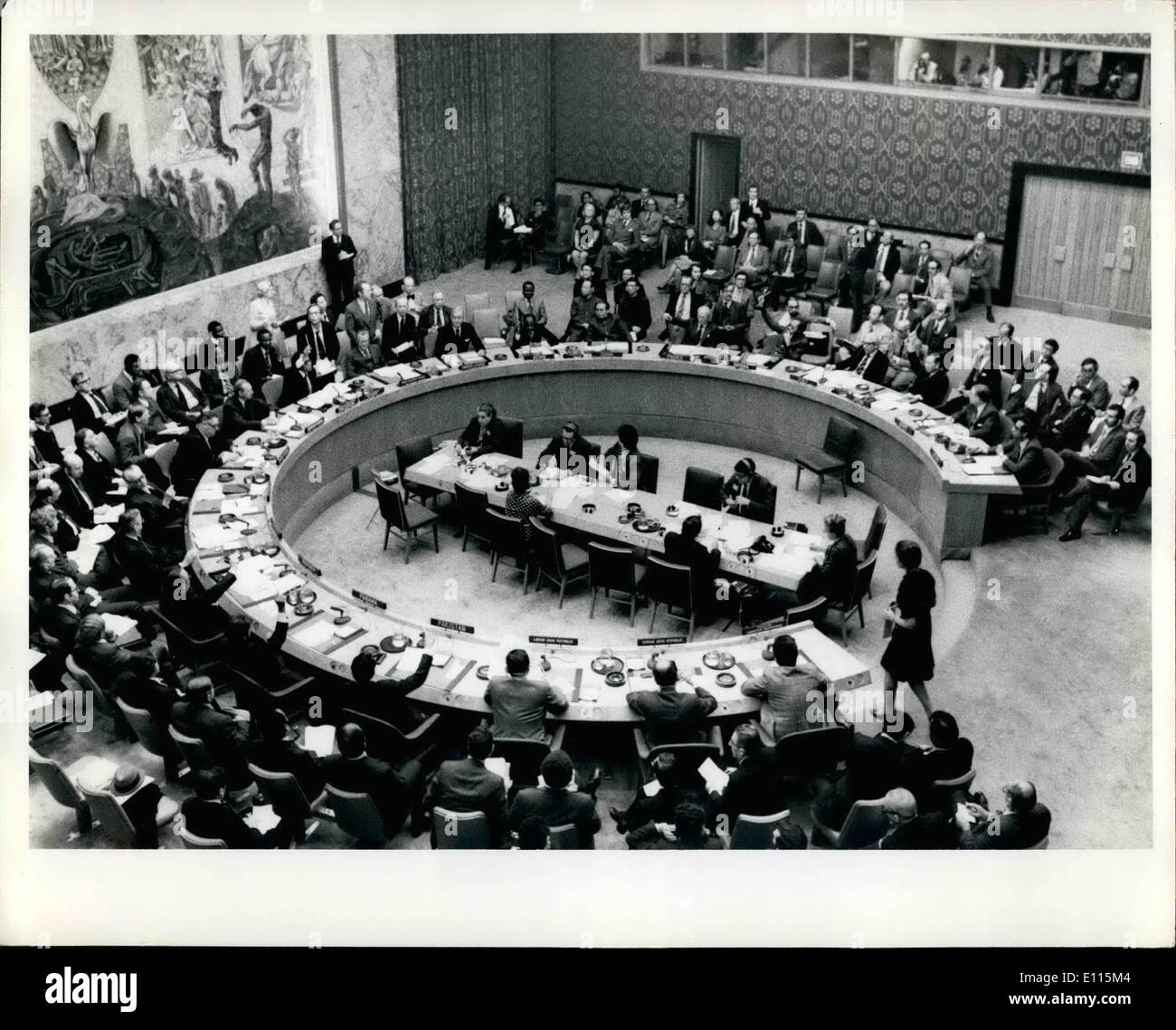 01 janvier 1976 - United Nations Plaza, New York City : vote final sur la résolution du Conseil de sécurité sur le Moyen-Orient. Illustré de photos pays ayant voté en faveur de la résolution va dans le sens horaire autour de la table P[LO représentant (pas de vote) Syrie (pas de vote) Libye (bien que le droit de vote n'a pas vote oui) Le Pakistan, Panama vote oui, la Roumanie vote oui, la Suède a voté pour Atslain (plus tard), l'URSS vote oui, Royaume-Uni (plus tard voté de s'abstenir, Secrétaire Général Waldheim (pas de vote) Tanzanie délégués Salim Salim, président du conseil vote oui, sous-secrétaire général (pas de vote) United States (plus tard Banque D'Images