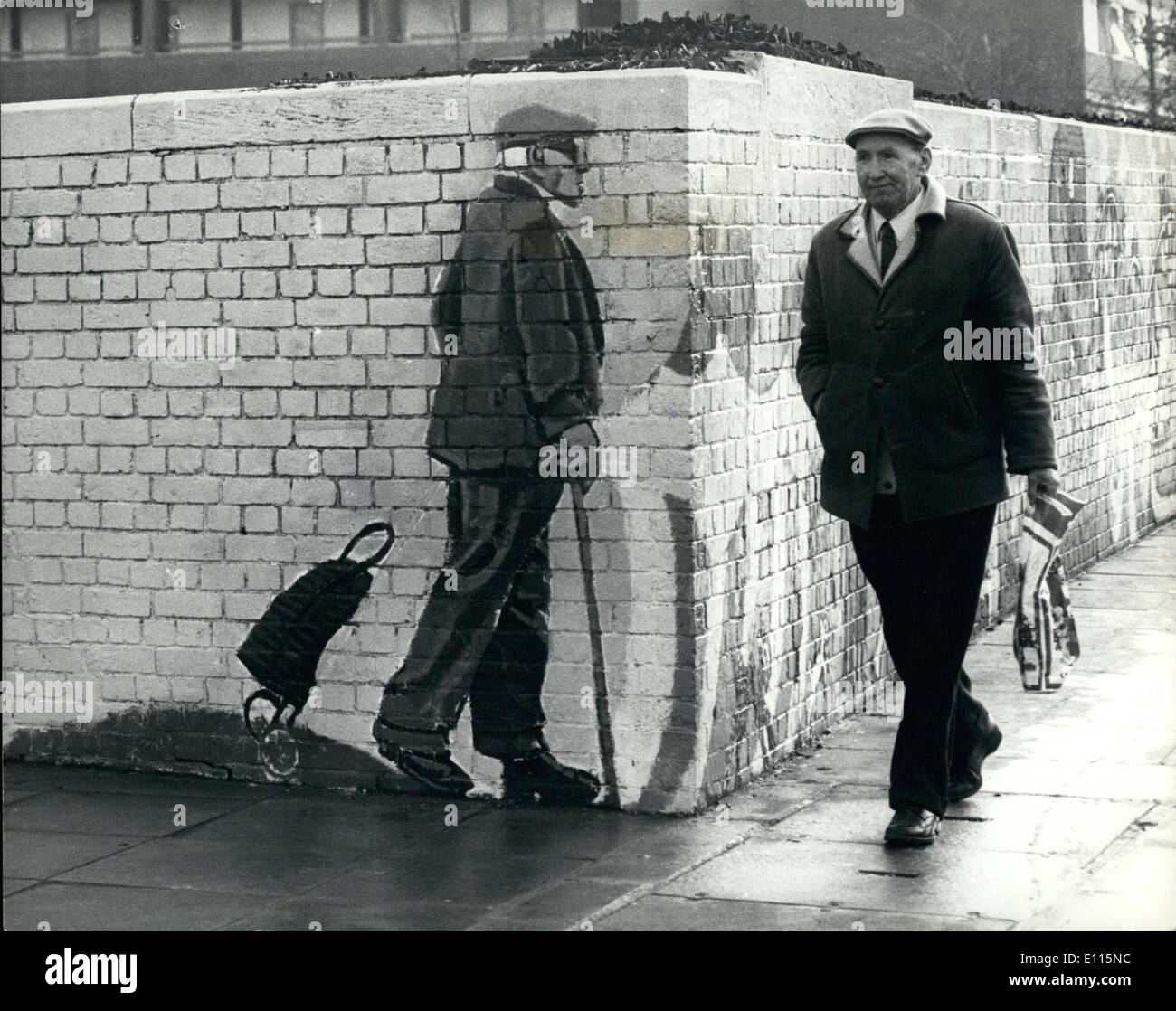 01 janvier 1976 - Toutes les peintures au mur : Gospel Oak Housing Estate, Kentish Town, Londres s'est métamorphosée en luminosité pour égayer leurs murs d'appui, d'artistes locaux ont utilisé leur art pour rendre les habitants des promenades intéressantes moiré. Photo montre : Fancy vous rencontrer ? En tant que milieux locaux autour d'un coin l'homme peint sur le mur regarde comme si ils pourraient appeler. Banque D'Images