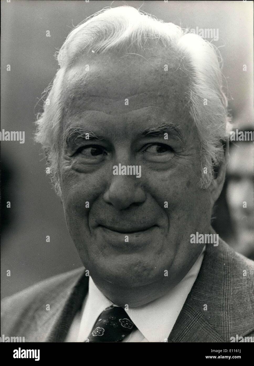 Septembre 13, 1975 - Le juge en chef Warren Burger a été reçu à l'Elysée par le président Valéry Giscard d'Estaing sur sa visite officielle en France. On le voit ici de quitter le palais. Banque D'Images