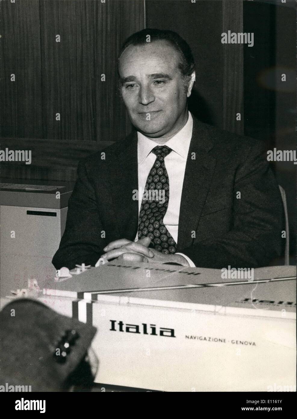 02 février 1976 - Le scandale Lockheed payer-off. Procureur de district adjoint Llario Martella a ordonné l'arrestation de Camillo Crociani, qui a démissionné en tant que président de Finmeccanica, la société holding pour les firmes d'ingénierie. Il a quitté après l'apprentissage de la commission était sur le point de le congédier pour ses liens vers des entreprises chargées d'intermédiaires aux Lockheed Aircraft Co. Crociani, que la police a probablement quitté l'Italie, a été soumis à l'enquête sur la suspicion de participer à amener des fonctionnaires italiens. Les charges retenues contre lui n'étaient pas immédiatement divulgués Banque D'Images
