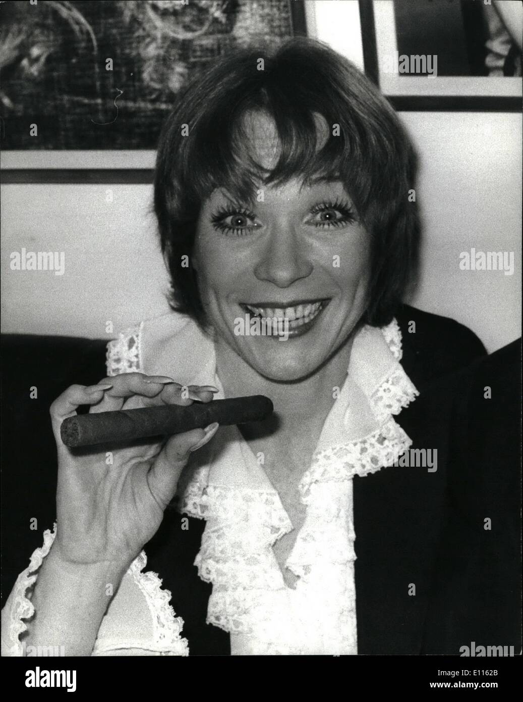 02 février 1976 - exaltante triomphe pour Shirley Maclaine dans ses débuts sur scène à Londres : La nuit dernière a été une nuit un grand triomphe pour la Banque D'Images