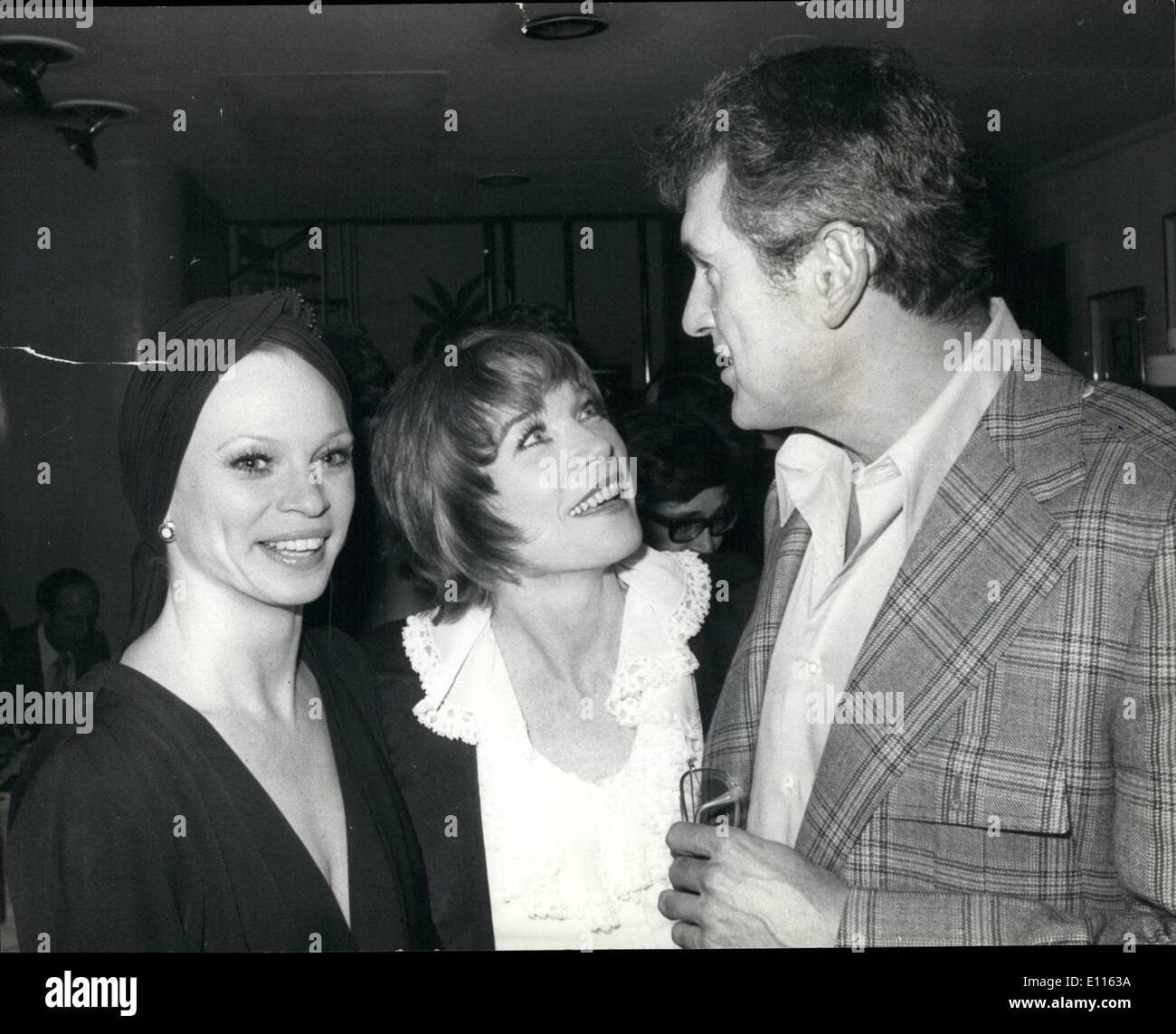 02 février 1976 - exaltante triomphe pour Shirley Maclaine dans ses débuts sur scène à Londres : La nuit dernière a été une nuit de grand triomphe pour l'éblouissant Shirley MacLaine à succès après ses débuts sur scène à Londres au London Palladium. Les étals de théâtre ont été emballés avec des célébrités qui se sont levés et ont applaudi à la fin de son spectacle. Après sa première nuit succès Shirley a assisté à une partie à M. Chow dans Knightsbridge. La photo montre la superstar Shirley MacLaine (centre) est rejoint par Juliet Prowse et star du cinéma américain Rock Hudson lorsqu'elle a assisté à une partie à M. Banque D'Images
