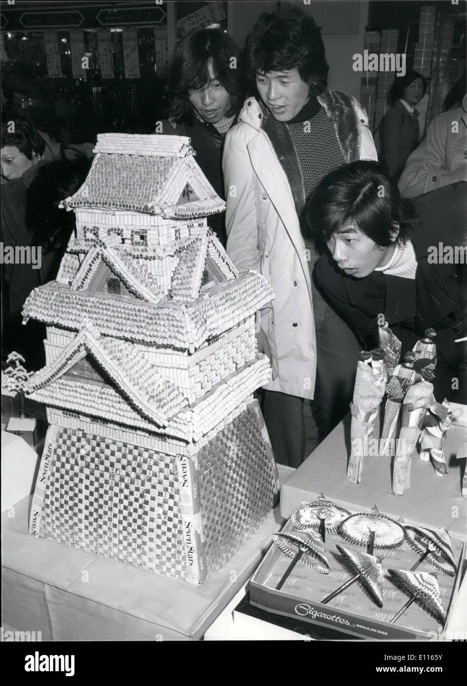 01 janvier 1976 - homme donne à fumer pour construire un château. Mécontents de l'augmentation de 50  % sur le prix des cigarettes au Japon, officier Mitsuo Fukuda (43 travailleurs) a utilisé les stocks de cigarettes qu'il avait acheté avant de la taxe a été imposée pour construire un modèle de Château Kumamoto à Kyushu, à l'aide des centaines de cigarettes qu'il avait l'intention de la fumée, et les paquets vides. Photo : le célèbre château de Kumamoto au Japon Kyushu Province construit avec des cigarettes et les paquets vides sur l'exposition au spectacle en Papercraft Shinjuku, Tokyo. Banque D'Images