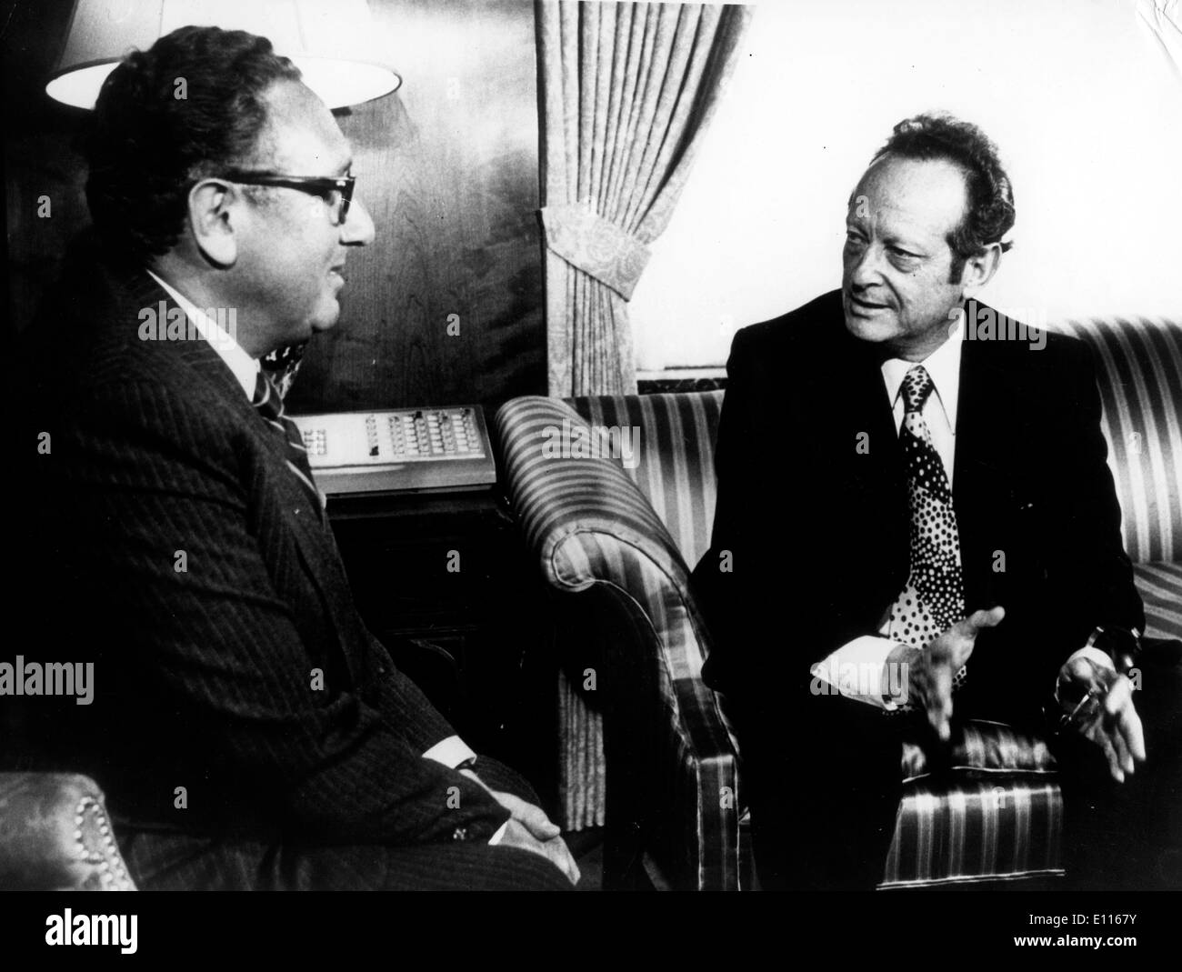 Jan 12, 1976 ; Washington, D.C., USA ; l'Isralian Ministre des affaires étrangères, M. YIGAL Allon, a rencontré le secrétaire d'État Henry Kissinger à Washington, au cours de sa visite aux États-Unis. La photo montre M. Allon et Kissinger durant leur parle de proche orient situation actuelle. Banque D'Images