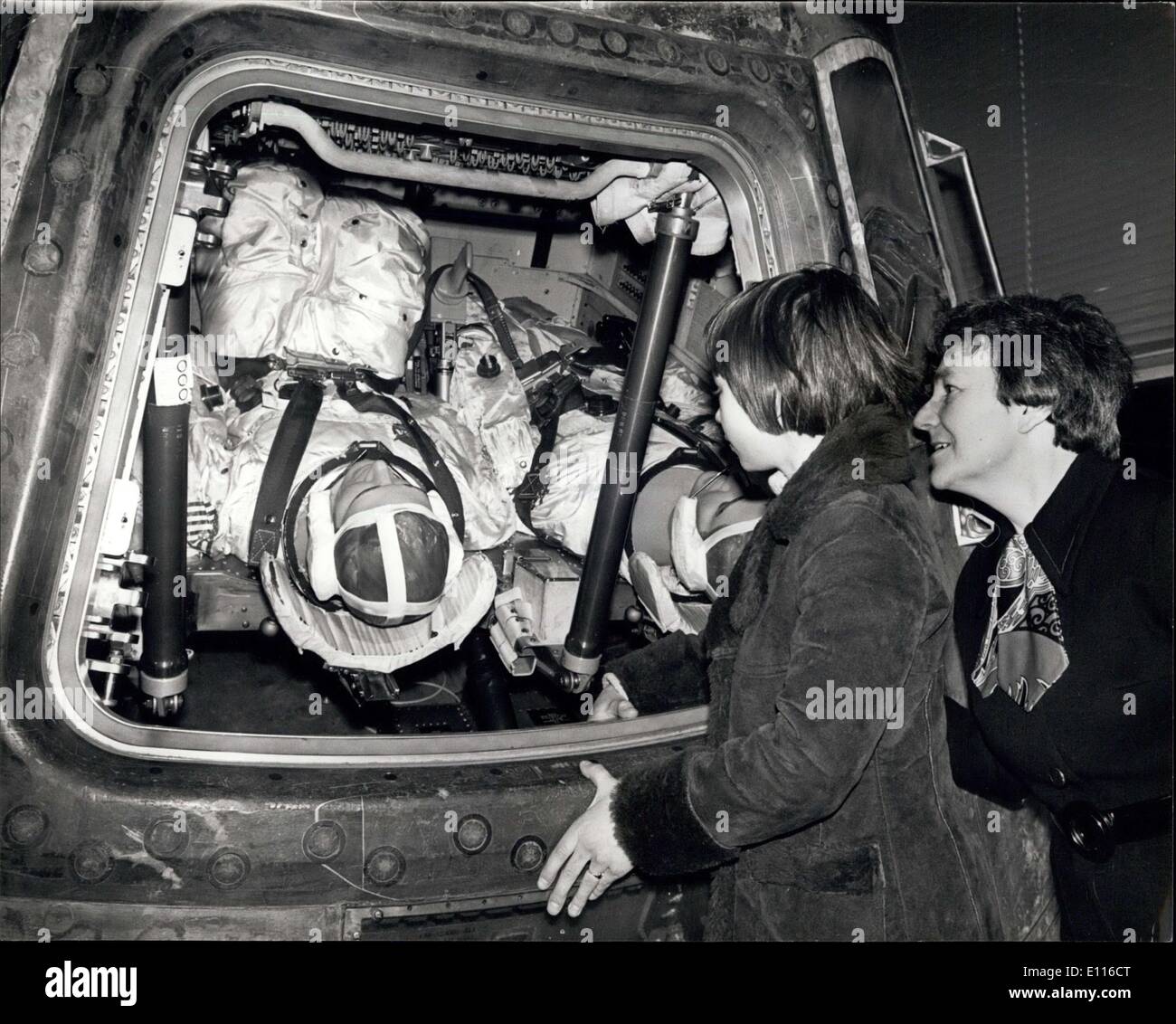 16 février 1976 - capsule Apollo 10 va à l'affiche au Musée de la Science : La capsule Apollo 10 , le module de commande qui a effectué trois astronautes américains autour de la lune en mai 1969, est allé à l'affiche au Musée des sciences, Kensington, aujourd'hui. Sur l'exposition a été également plusieurs autres objets de l'espace homme prêté par la Smithsonian Institution à Washington. La photo montre le Dr Margaret Weston, directeur du Musée des sciences, spectacles 11 ans Lyn Howells l'intérieur de la capsule Apollo 10, pesant 5 tonnes 1/2 -, qui était présentée au musée aujourd'hui. Banque D'Images