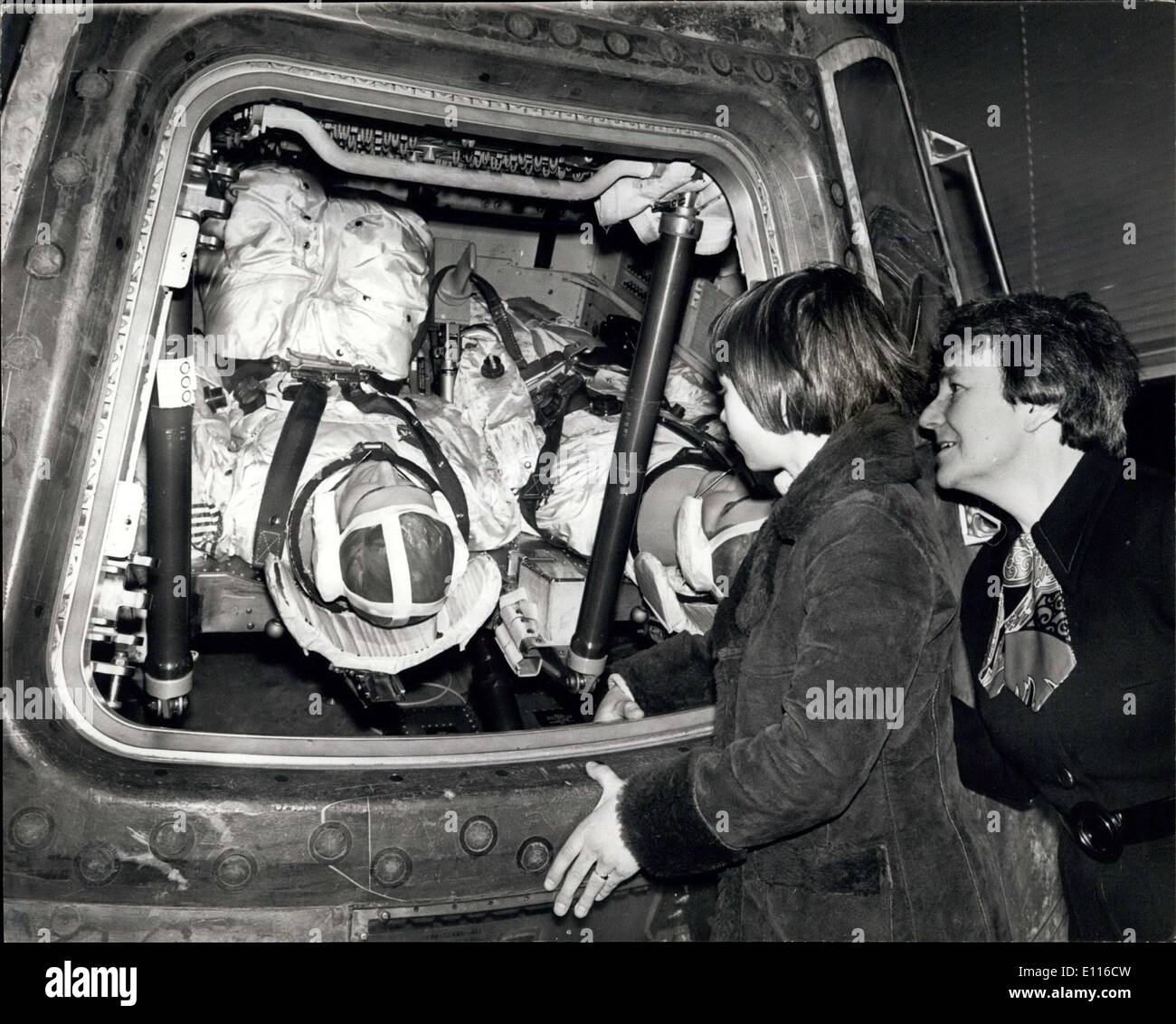 16 février 1976 - capsule Apollo 10 va à l'affiche au Musée de la Science : La capsule Apollo 10 , le module de commande qui a effectué trois astronautes américains autour de la lune en mai 1969, est allé à l'affiche au Musée des sciences, Kensington, aujourd'hui. Sur l'exposition a été également plusieurs autres objets de l'espace homme prêté par la Smithsonian Institution à Washington. La photo montre le Dr Margaret Weston, directeur du Musée des sciences, spectacles 11 ans Lyn Howells l'intérieur de la capsule Apollo 10, pesant 5 tonnes 1/2 -, qui était présentée au musée aujourd'hui. Banque D'Images