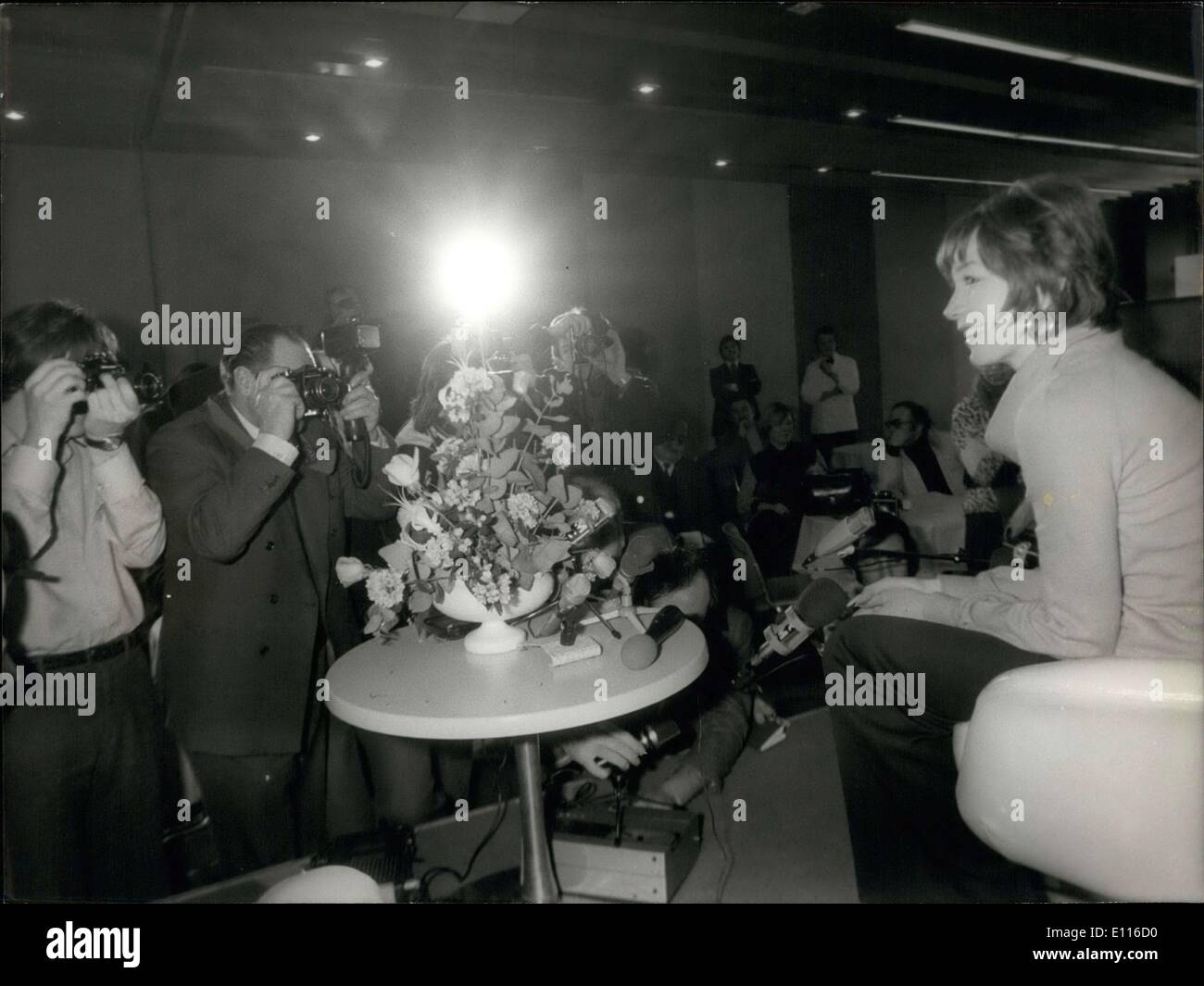 16 février 1976 - Shirley MacLaine sera en spectacle à deux galas à Paris ce soir et demain à l'Palace du Congrès. L Banque D'Images