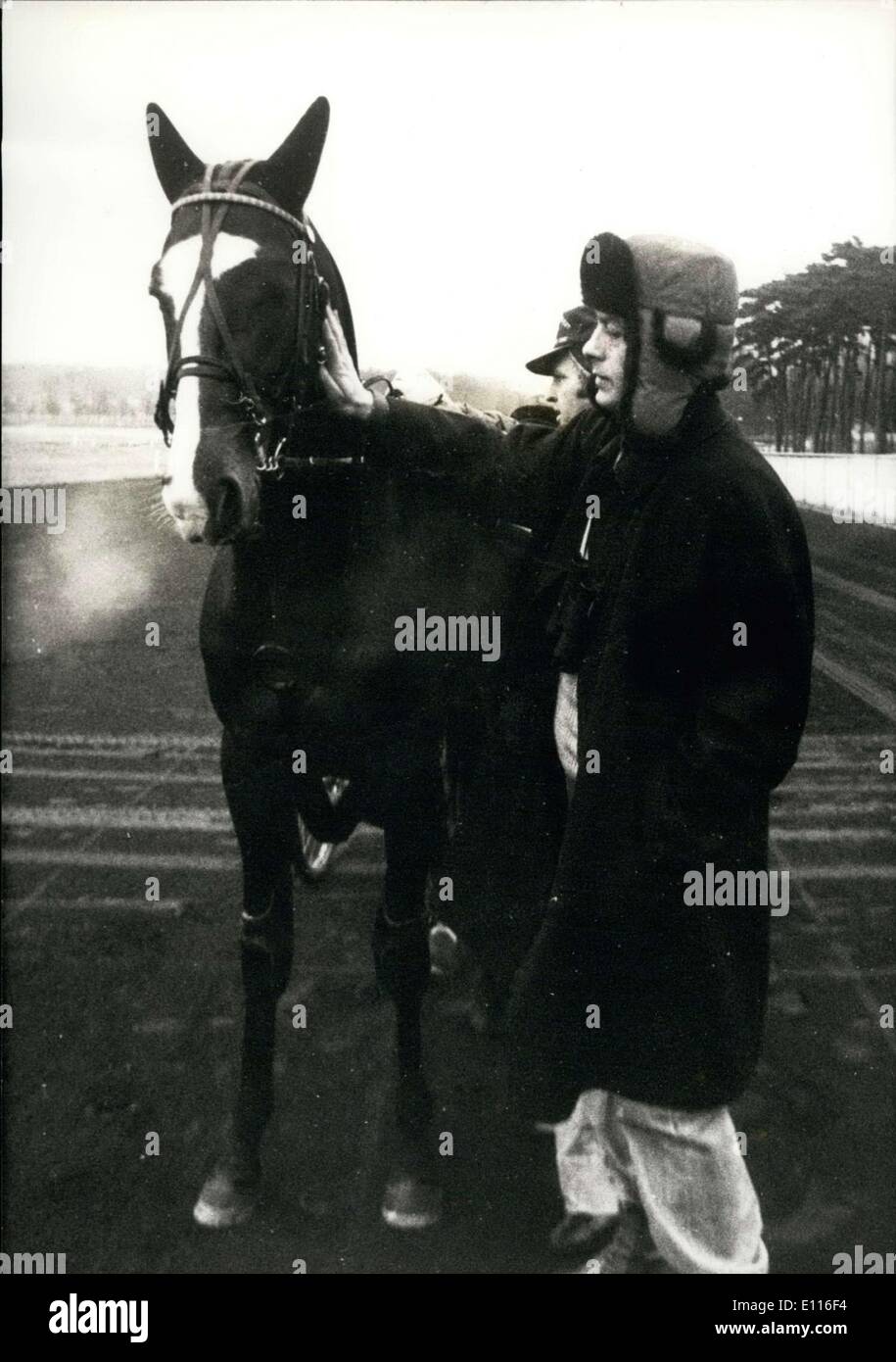 22 janvier 1976 - ici, c'est Alain Delon avec son cheval ''Fakir du Vivier,'' qui vous course de dimanche dans le prix d'Amerique. Banque D'Images